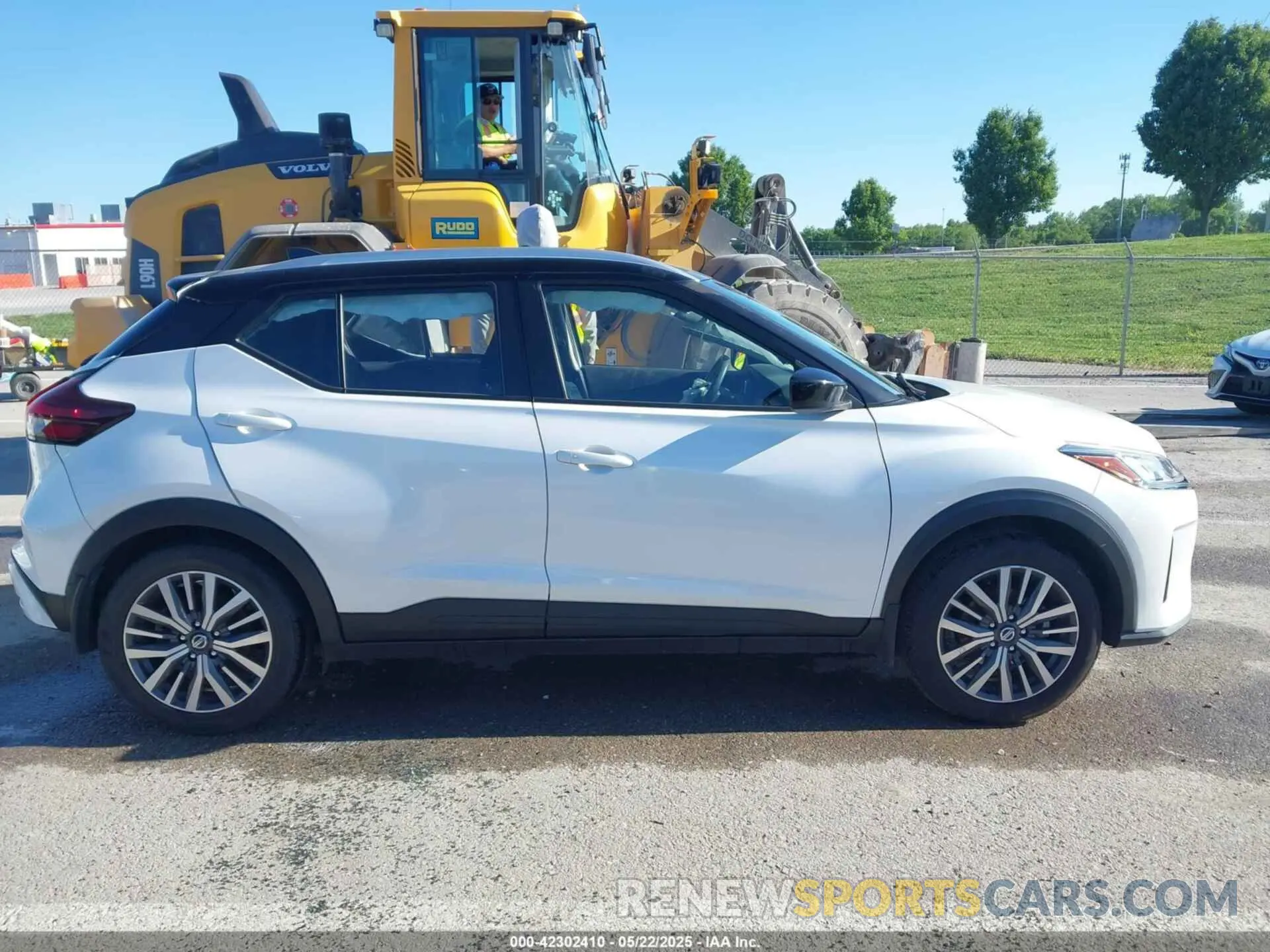 13 Photograph of a damaged car 3N1CP5CV1ML504436 NISSAN KICKS 2021
