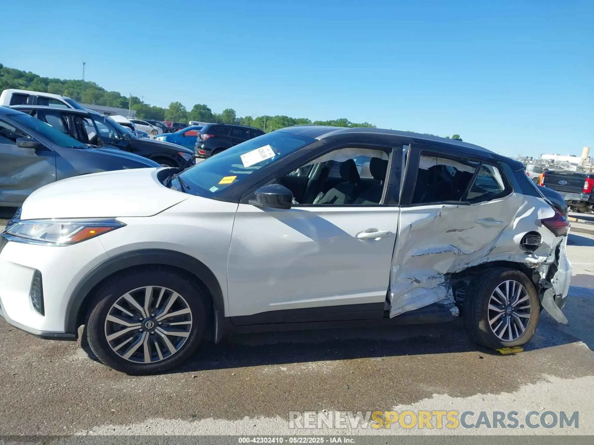 14 Photograph of a damaged car 3N1CP5CV1ML504436 NISSAN KICKS 2021