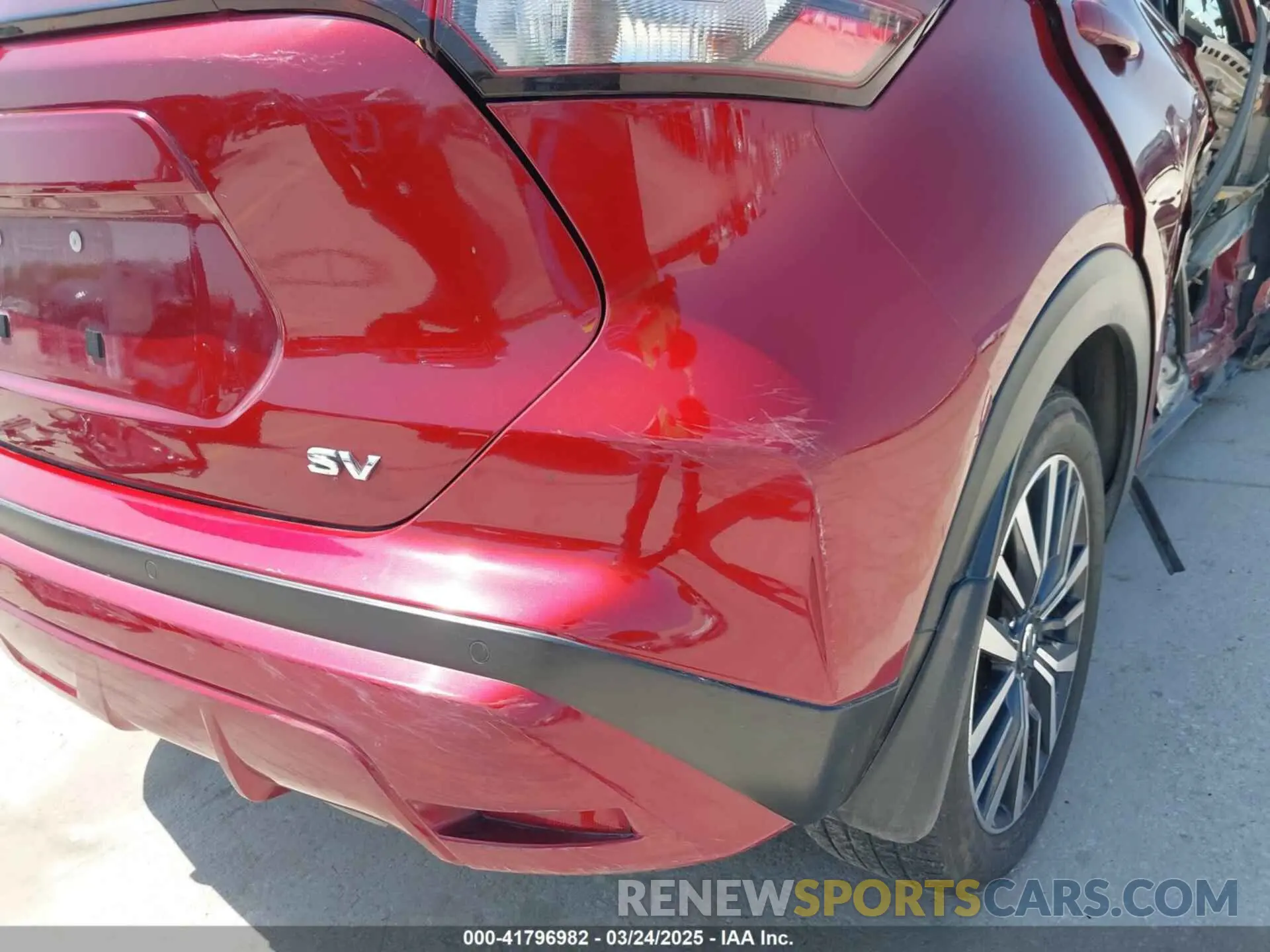 18 Photograph of a damaged car 3N1CP5CV1ML555189 NISSAN KICKS 2021