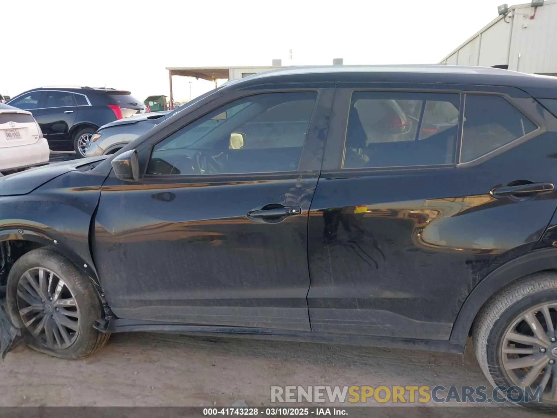 15 Photograph of a damaged car 3N1CP5CV2ML562636 NISSAN KICKS 2021