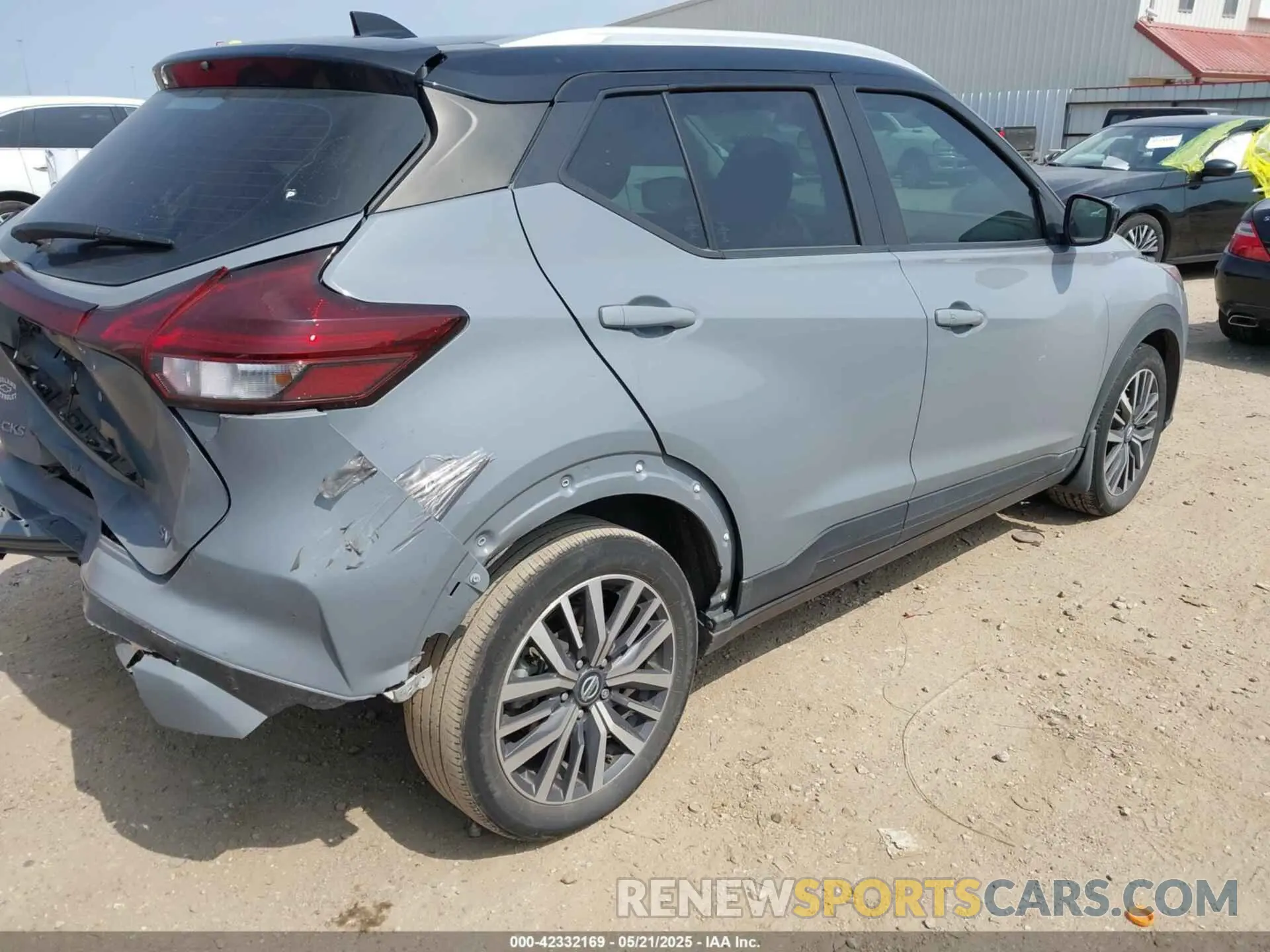 4 Photograph of a damaged car 3N1CP5CV3ML486389 NISSAN KICKS 2021