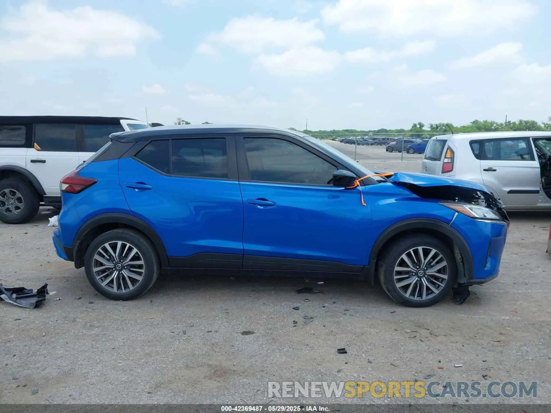 12 Photograph of a damaged car 3N1CP5CV3ML551578 NISSAN KICKS 2021