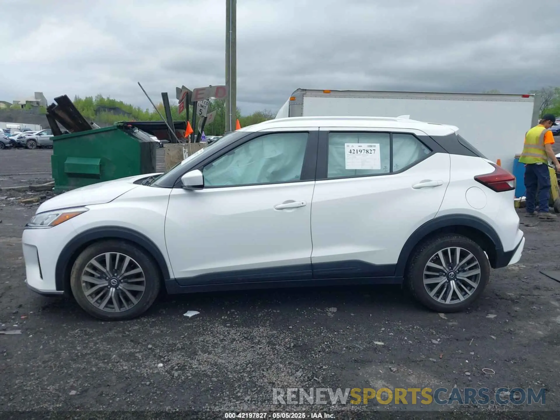 14 Photograph of a damaged car 3N1CP5CV5ML480609 NISSAN KICKS 2021