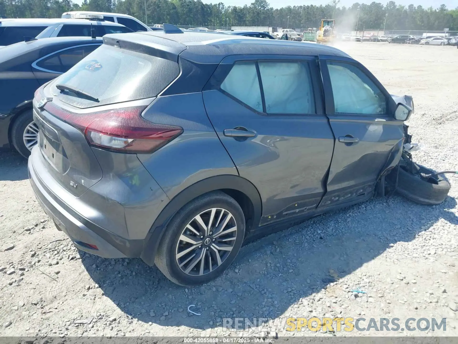 4 Photograph of a damaged car 3N1CP5CV5ML496583 NISSAN KICKS 2021