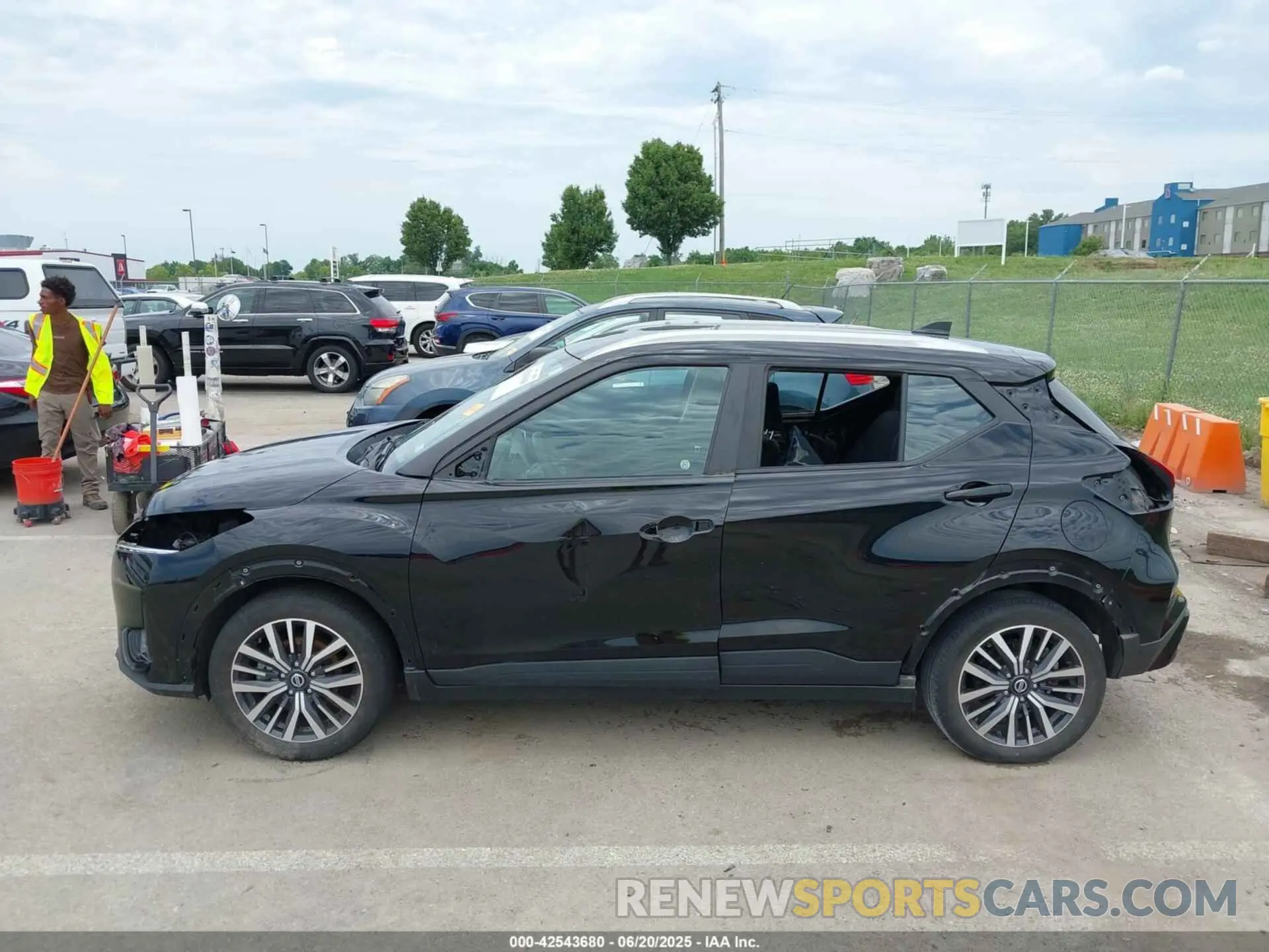 15 Photograph of a damaged car 3N1CP5CV5ML545118 NISSAN KICKS 2021