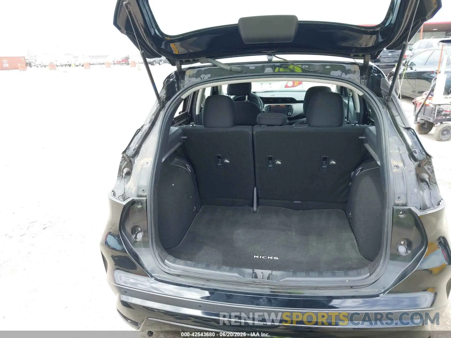 19 Photograph of a damaged car 3N1CP5CV5ML545118 NISSAN KICKS 2021