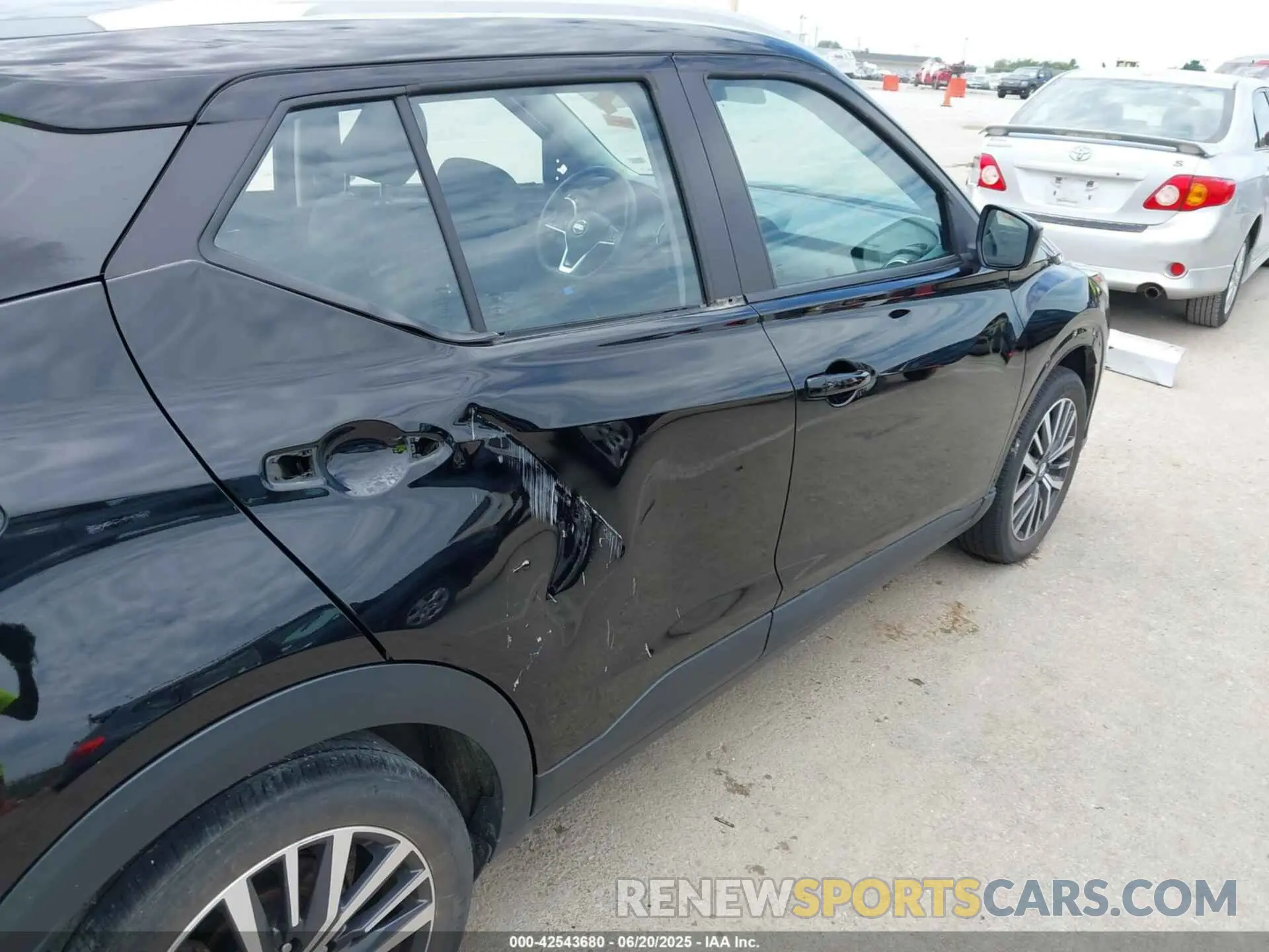 21 Photograph of a damaged car 3N1CP5CV5ML545118 NISSAN KICKS 2021