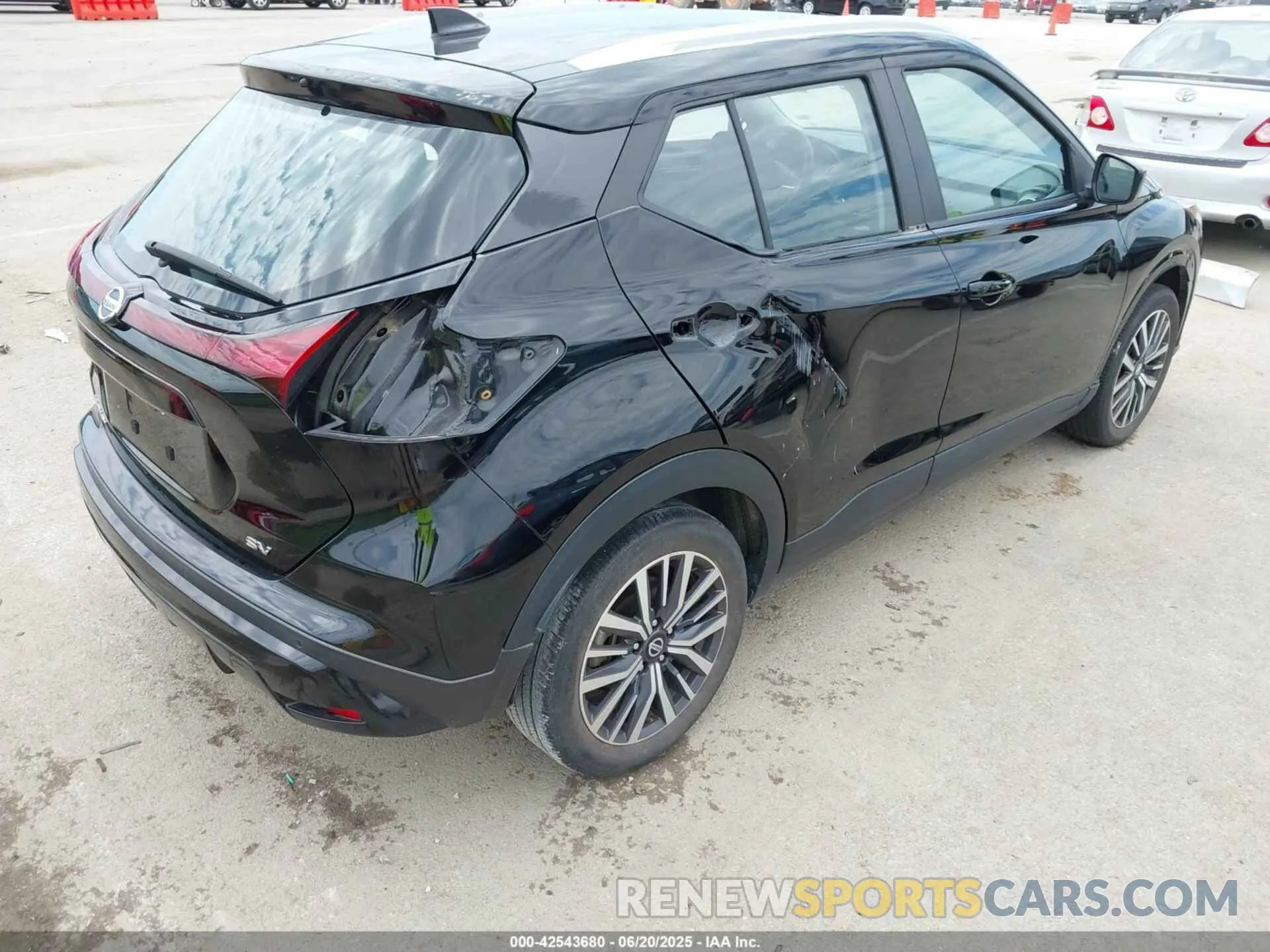 4 Photograph of a damaged car 3N1CP5CV5ML545118 NISSAN KICKS 2021