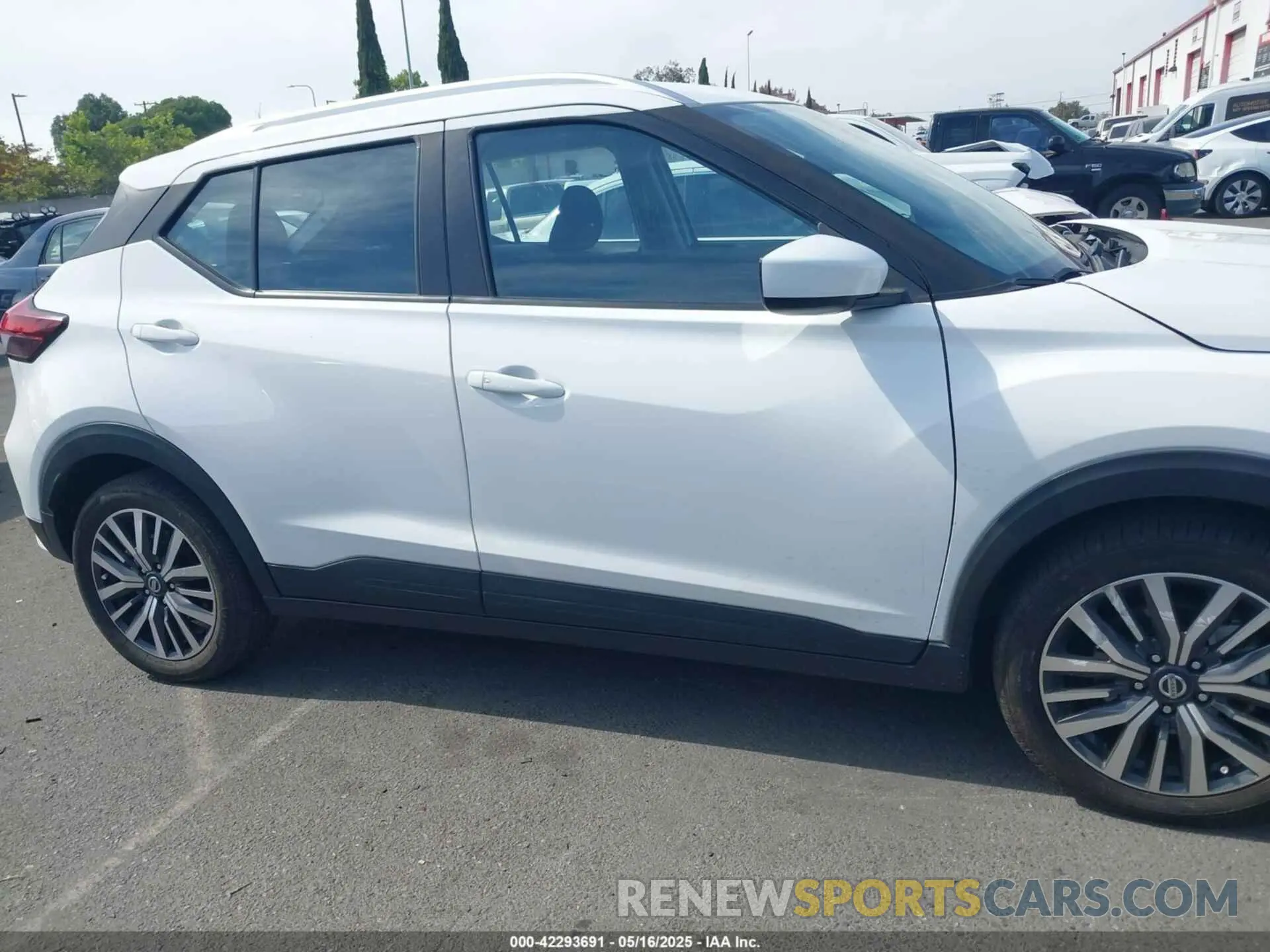13 Photograph of a damaged car 3N1CP5CV6ML470882 NISSAN KICKS 2021