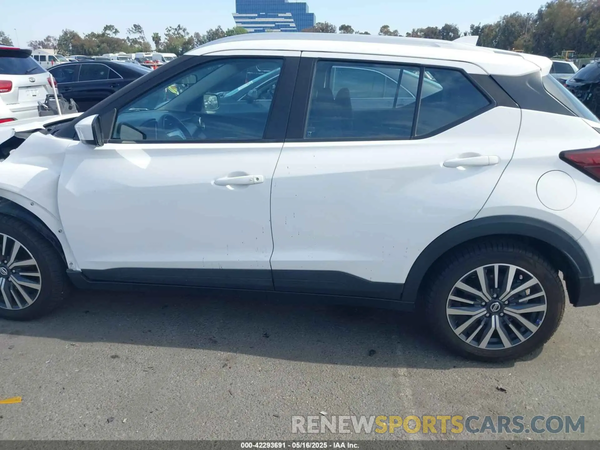 14 Photograph of a damaged car 3N1CP5CV6ML470882 NISSAN KICKS 2021