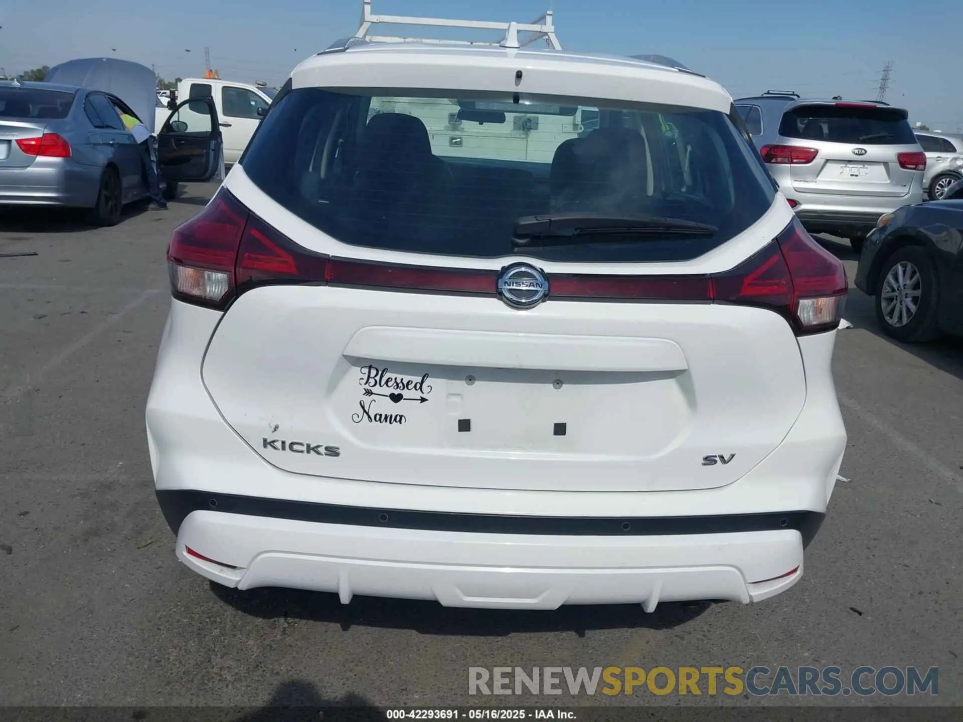 16 Photograph of a damaged car 3N1CP5CV6ML470882 NISSAN KICKS 2021