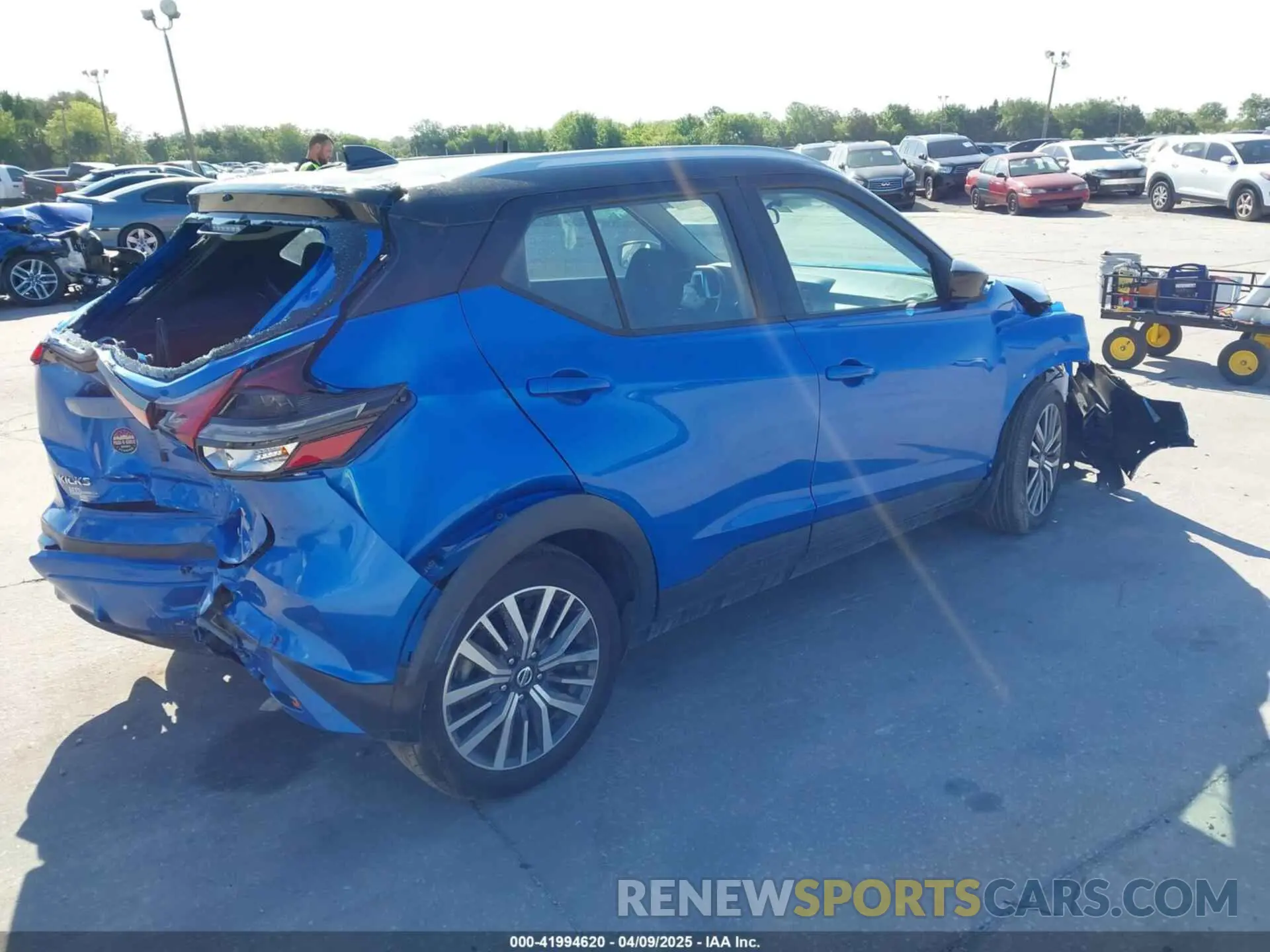 4 Photograph of a damaged car 3N1CP5CV9ML471976 NISSAN KICKS 2021