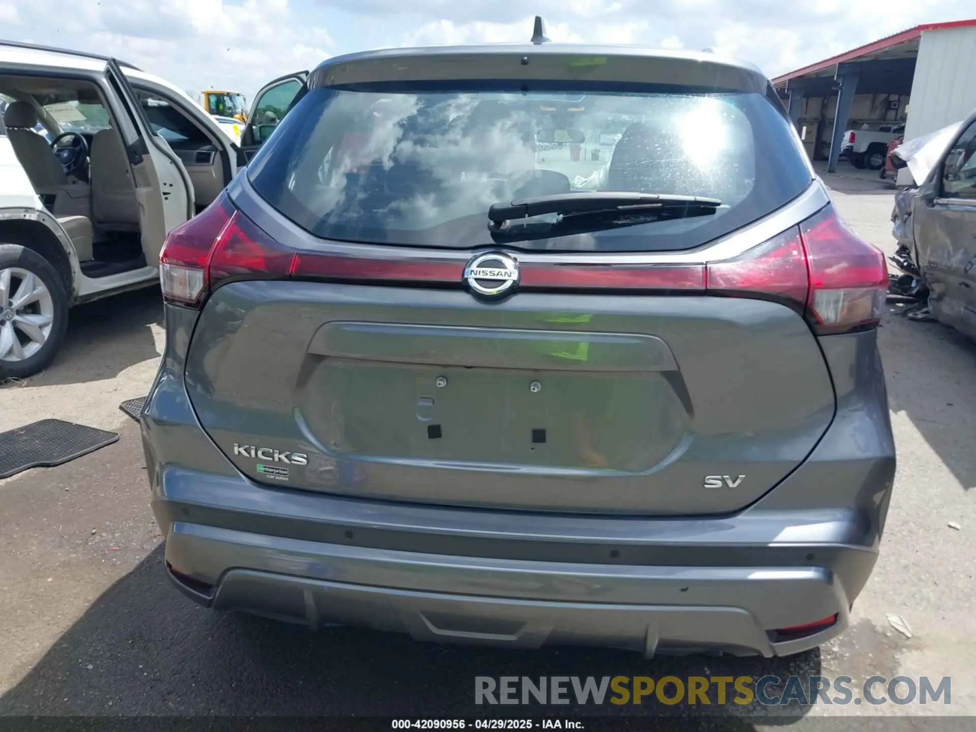 16 Photograph of a damaged car 3N1CP5CV9ML510923 NISSAN KICKS 2021