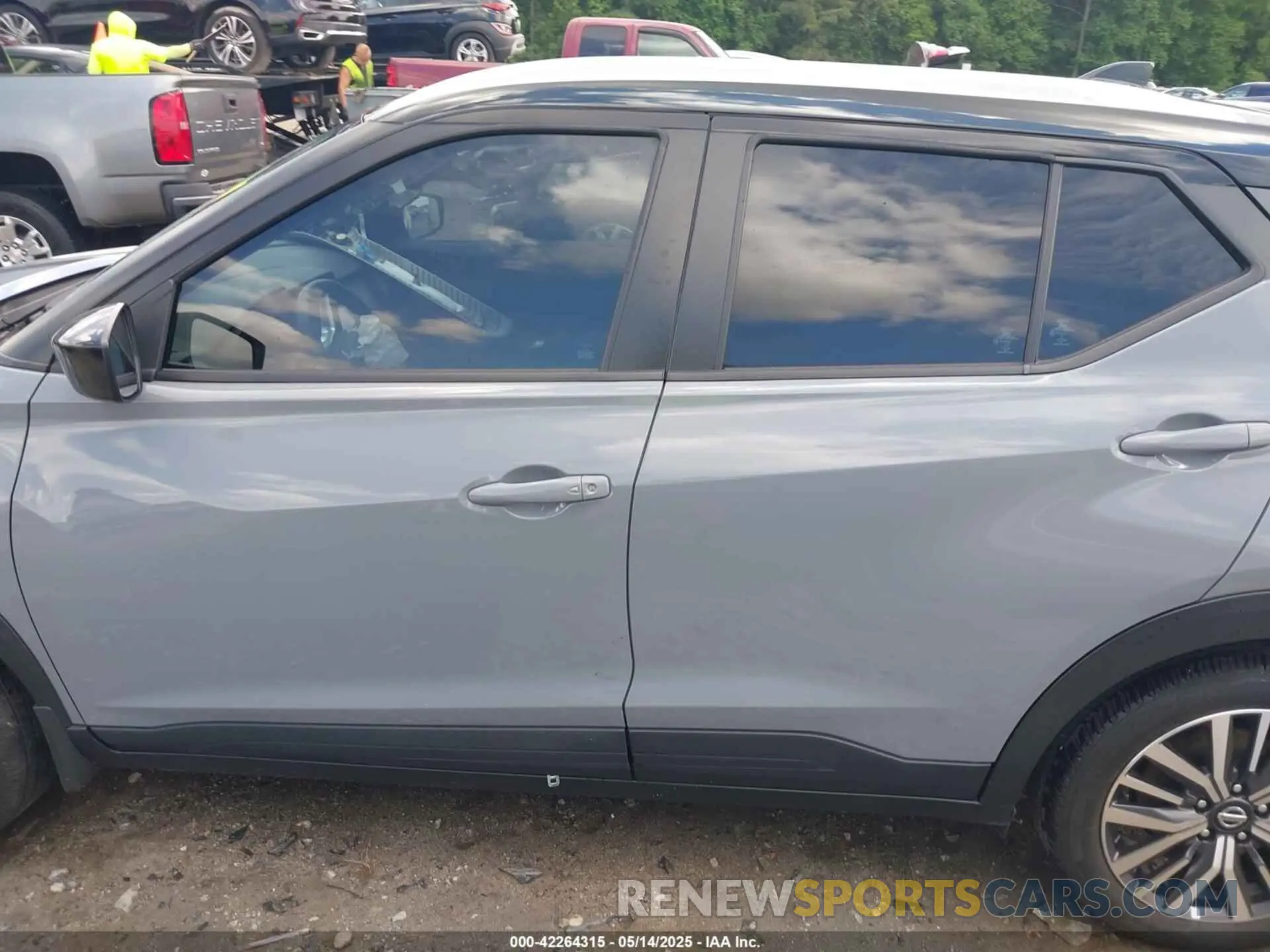 14 Photograph of a damaged car 3N1CP5CV9ML541394 NISSAN KICKS 2021