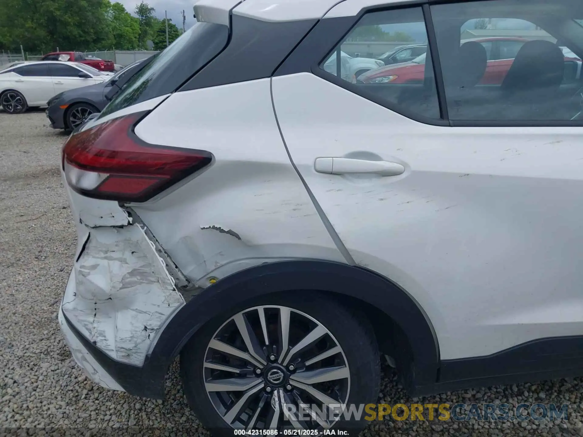 18 Photograph of a damaged car 3N1CP5CVXML481254 NISSAN KICKS 2021