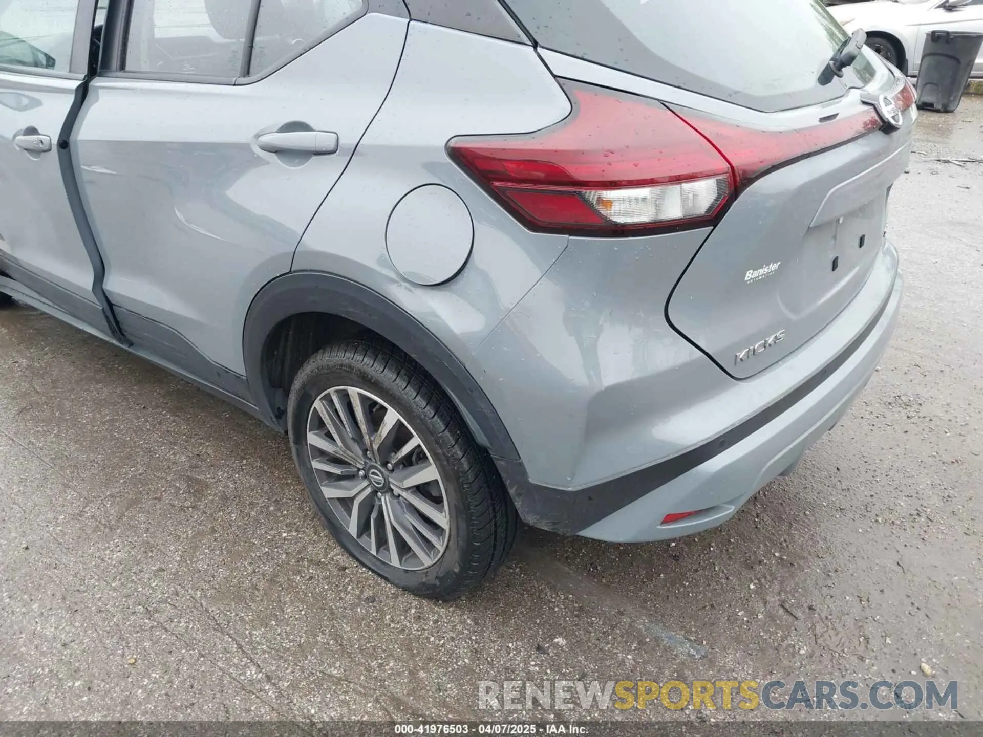 17 Photograph of a damaged car 3N1CP5CVXML490990 NISSAN KICKS 2021