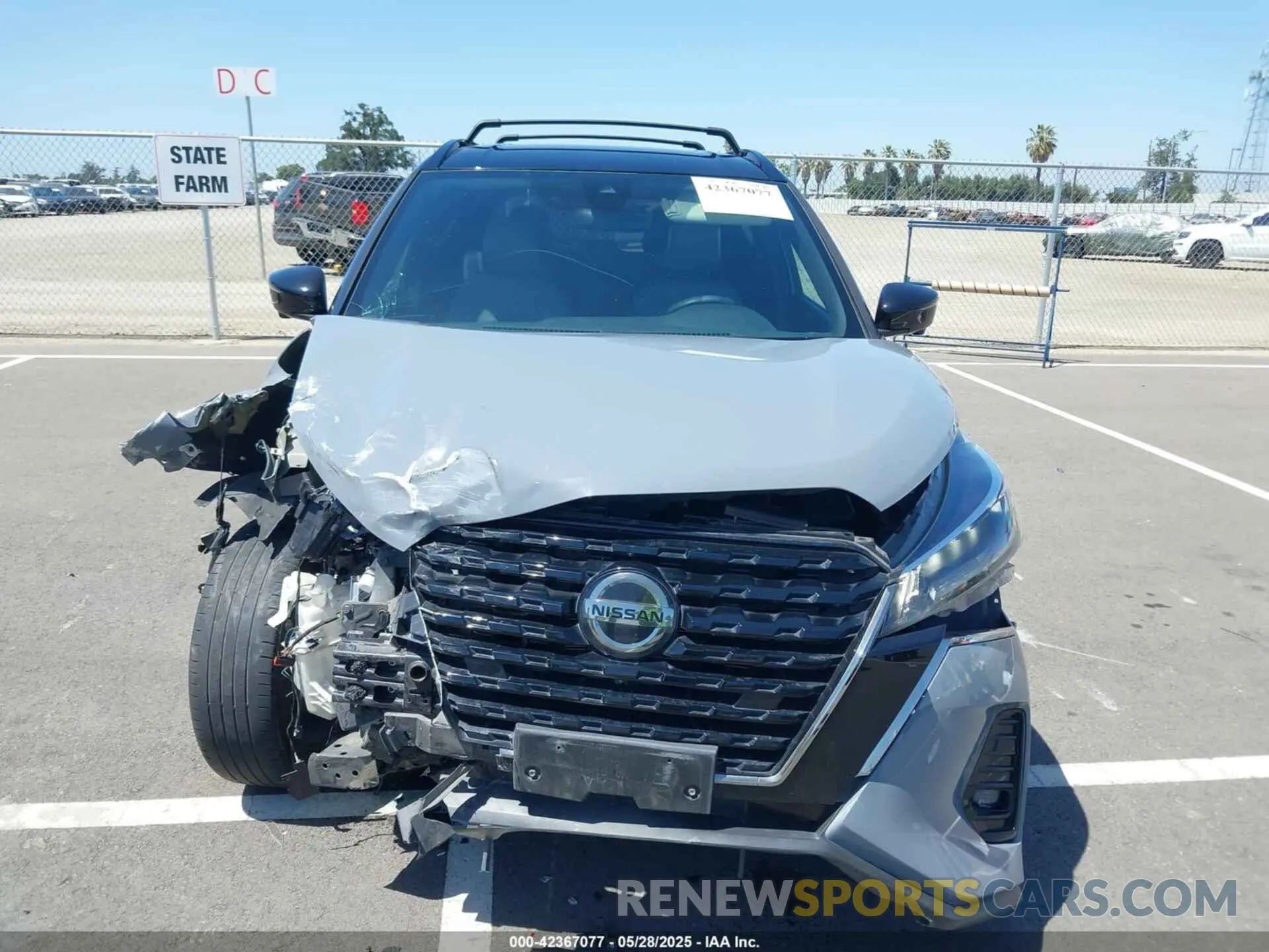 12 Photograph of a damaged car 3N1CP5DV0ML490334 NISSAN KICKS 2021