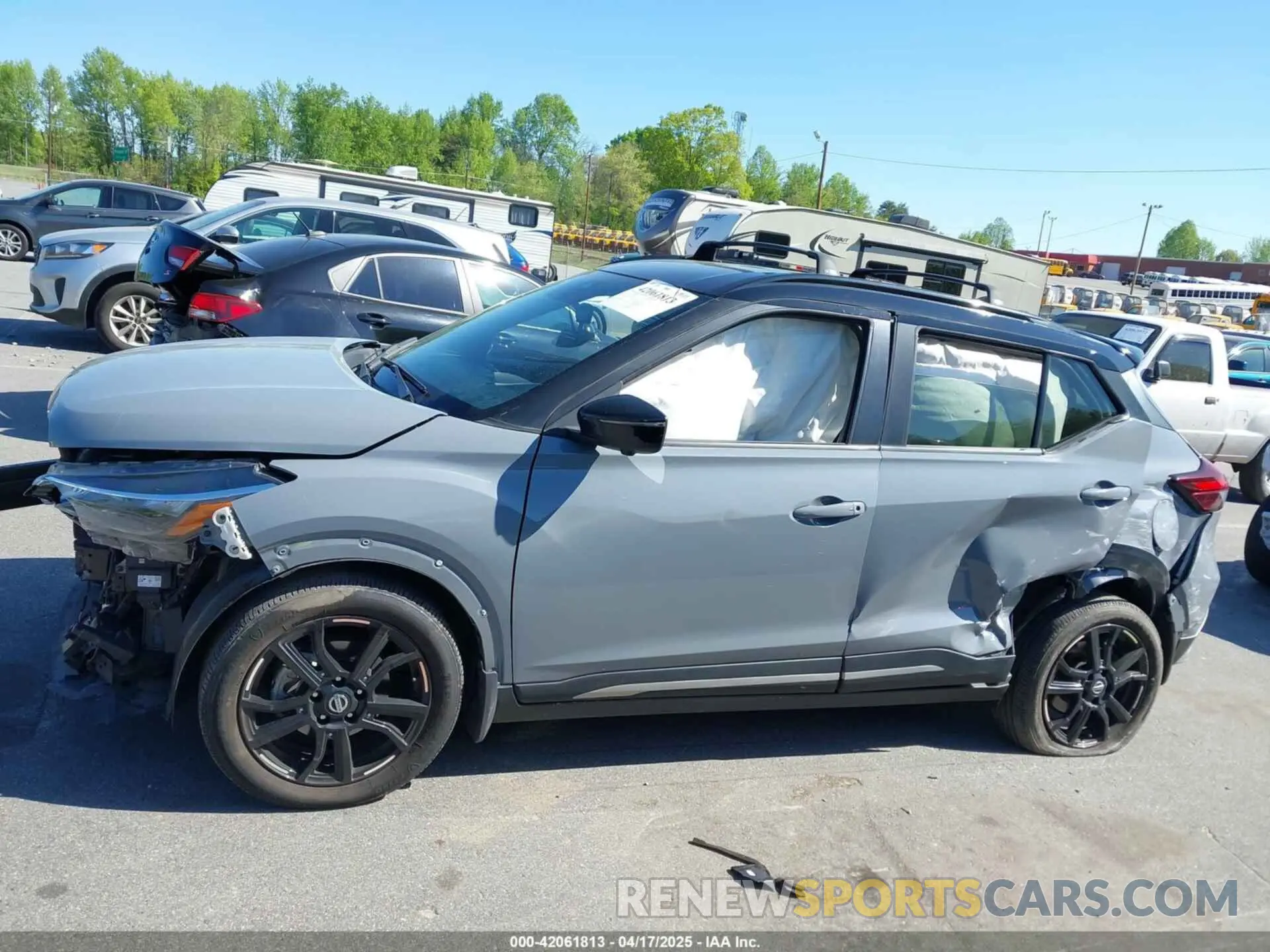 15 Photograph of a damaged car 3N1CP5DV0ML510825 NISSAN KICKS 2021