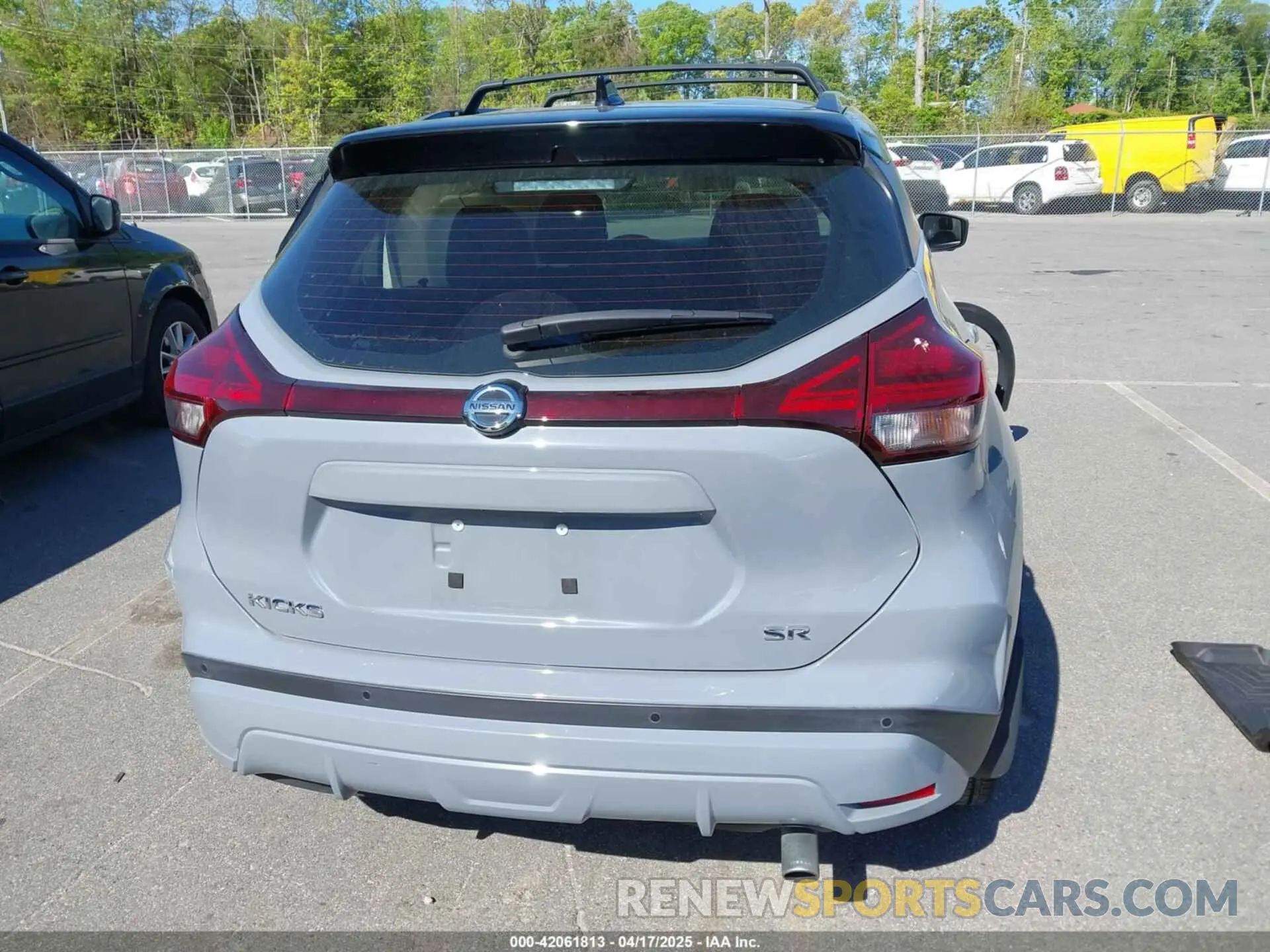 17 Photograph of a damaged car 3N1CP5DV0ML510825 NISSAN KICKS 2021