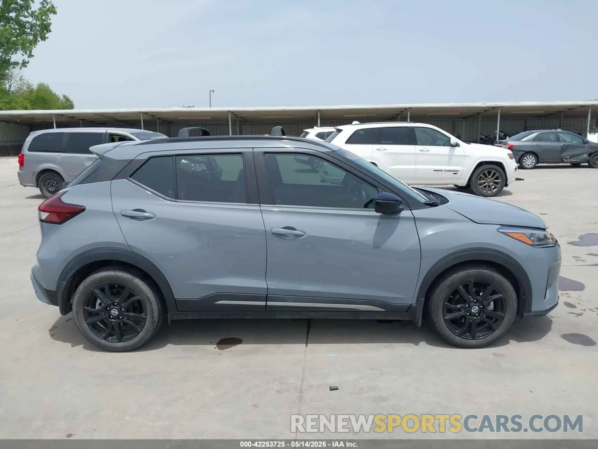 13 Photograph of a damaged car 3N1CP5DV2ML556821 NISSAN KICKS 2021