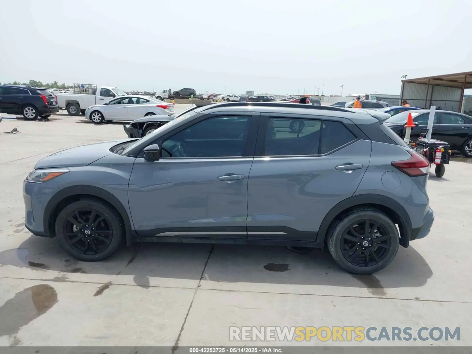 14 Photograph of a damaged car 3N1CP5DV2ML556821 NISSAN KICKS 2021