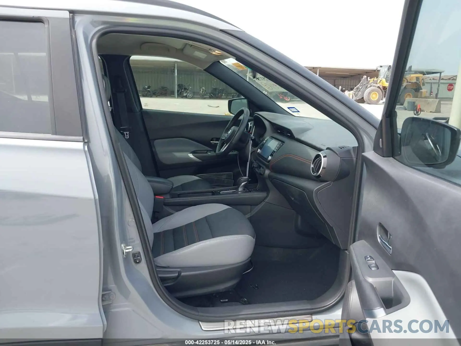5 Photograph of a damaged car 3N1CP5DV2ML556821 NISSAN KICKS 2021