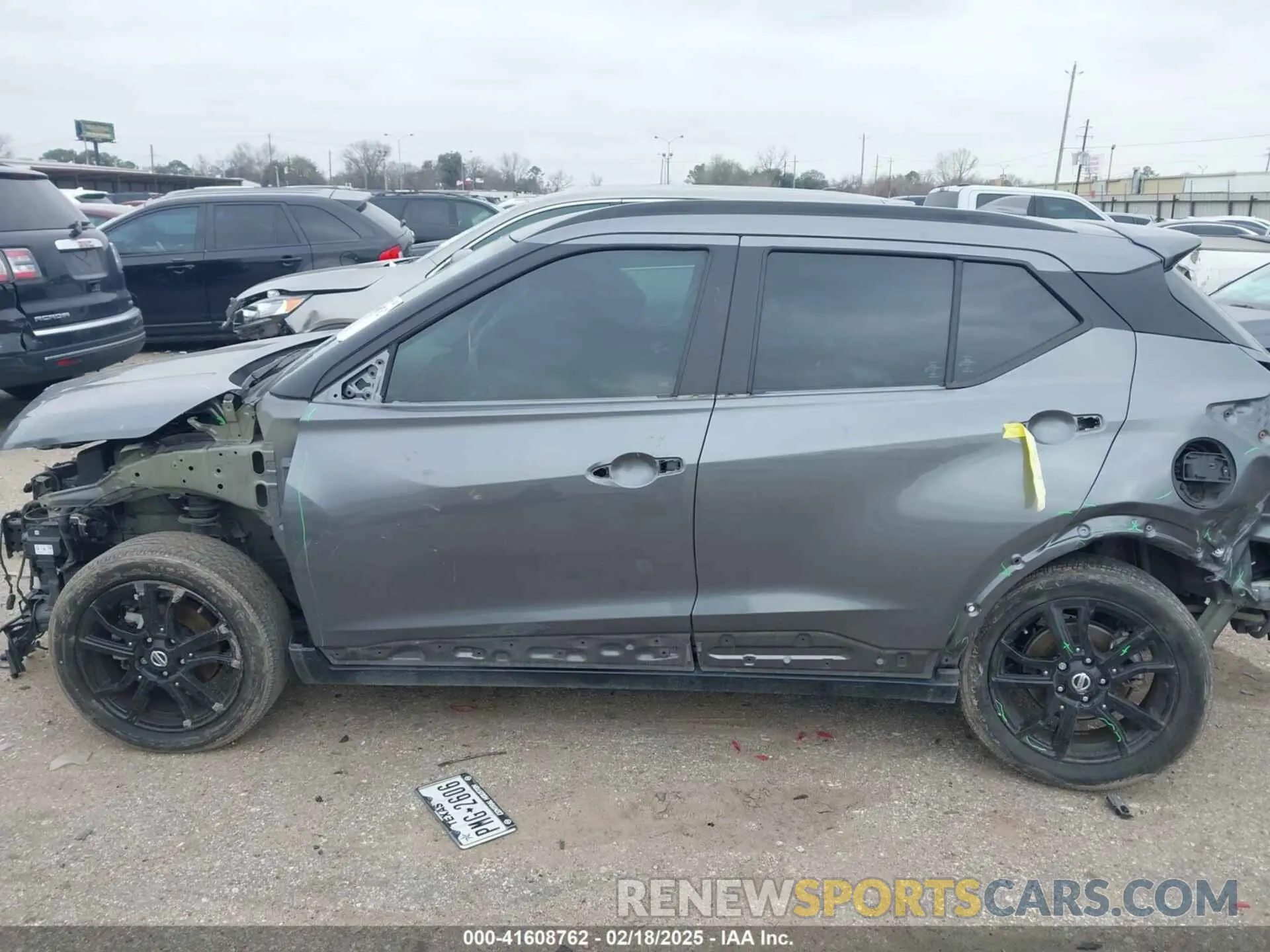 15 Photograph of a damaged car 3N1CP5DV6ML475675 NISSAN KICKS 2021