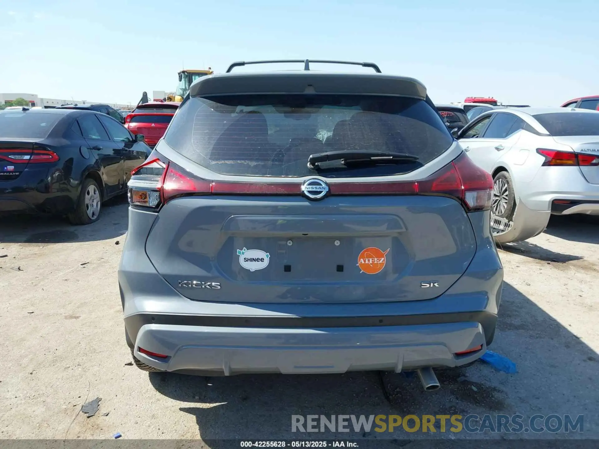 16 Photograph of a damaged car 3N1CP5DV6ML518668 NISSAN KICKS 2021