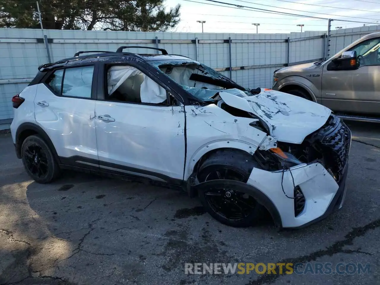 4 Photograph of a damaged car 3N1CP5DV7ML499905 NISSAN KICKS 2021