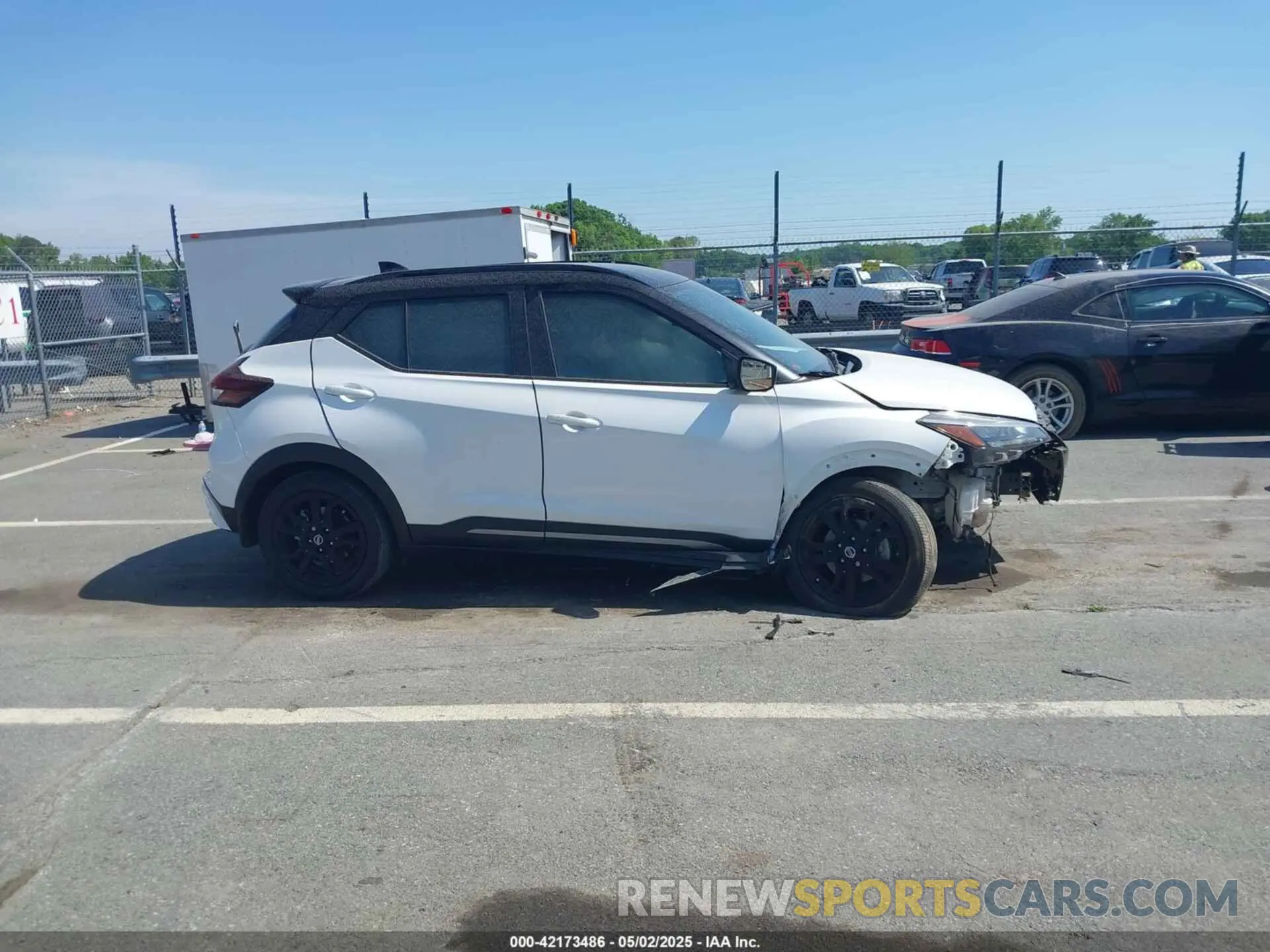 13 Photograph of a damaged car 3N1CP5DV8ML533575 NISSAN KICKS 2021