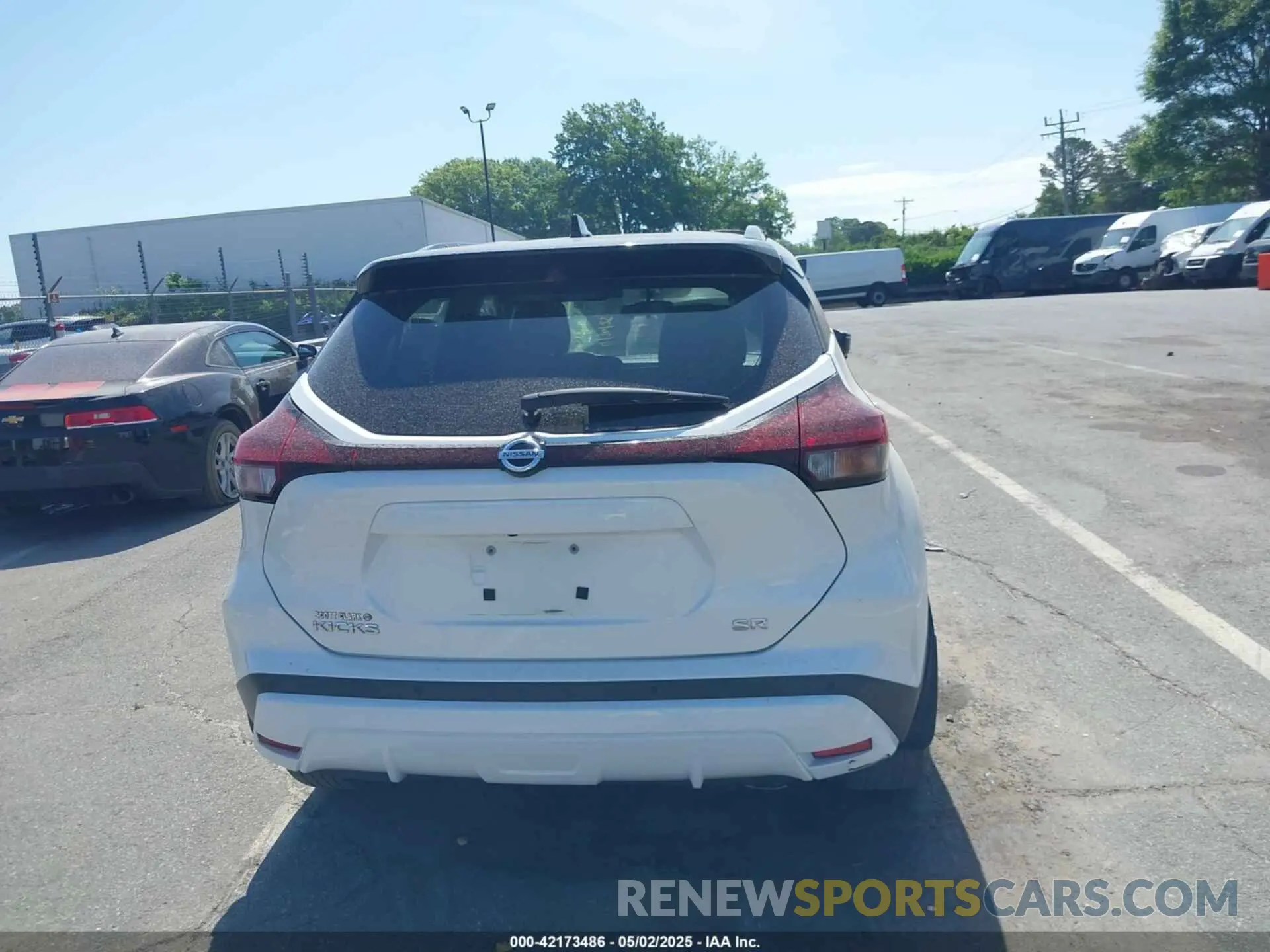 16 Photograph of a damaged car 3N1CP5DV8ML533575 NISSAN KICKS 2021
