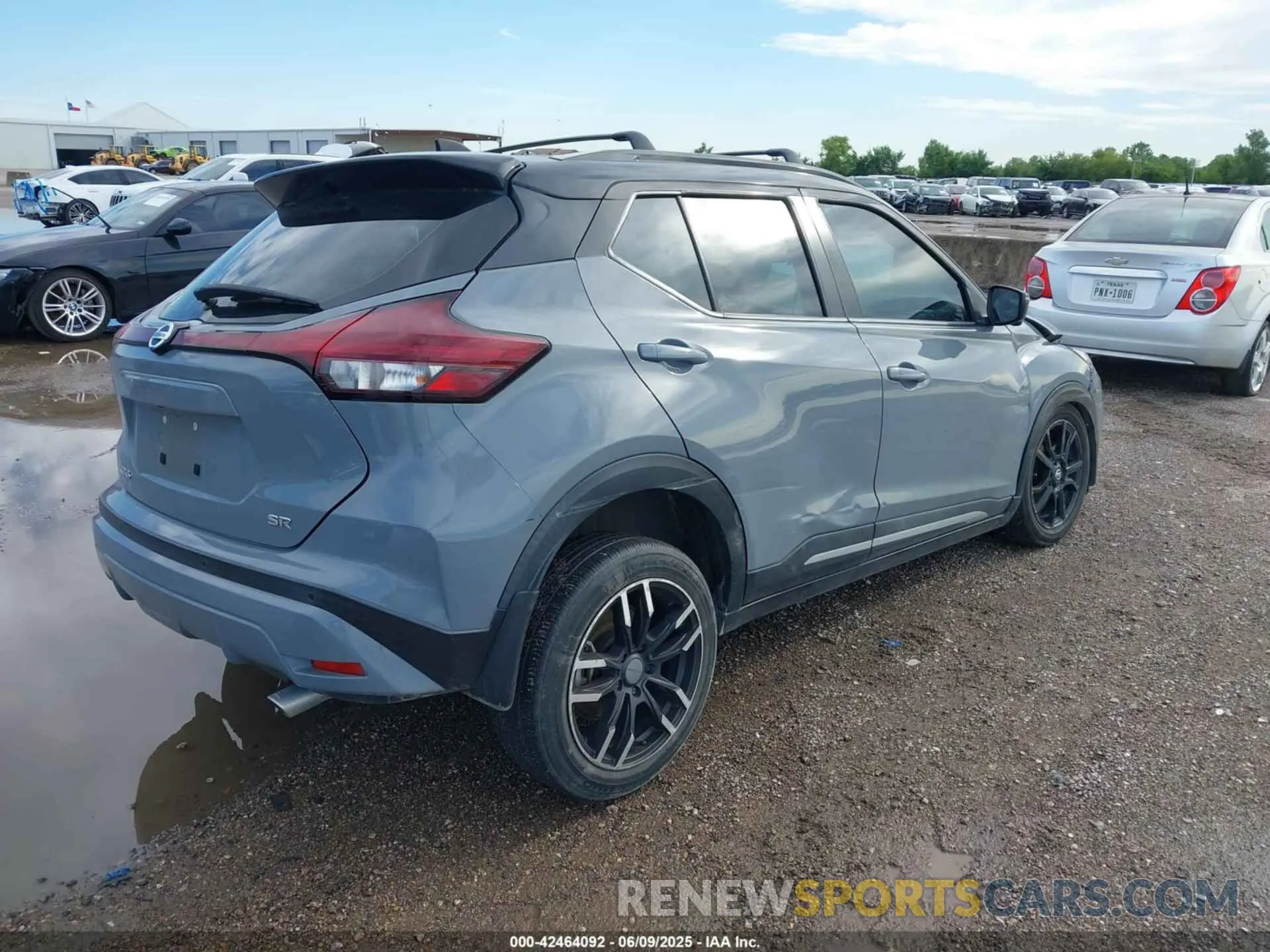 4 Photograph of a damaged car 3N1CP5DV8ML558833 NISSAN KICKS 2021