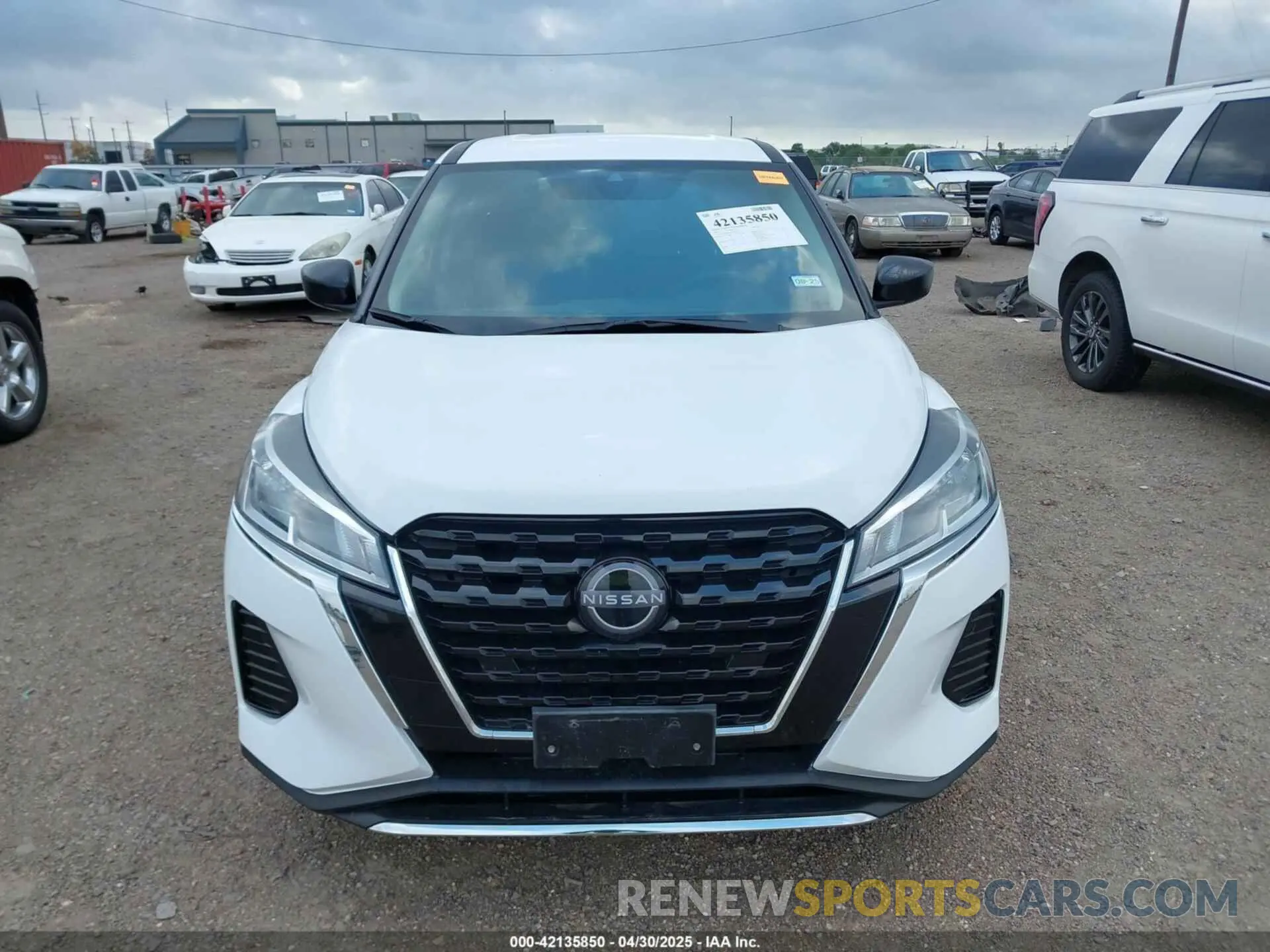 12 Photograph of a damaged car 3N1CP5BV0NL484702 NISSAN KICKS 2022