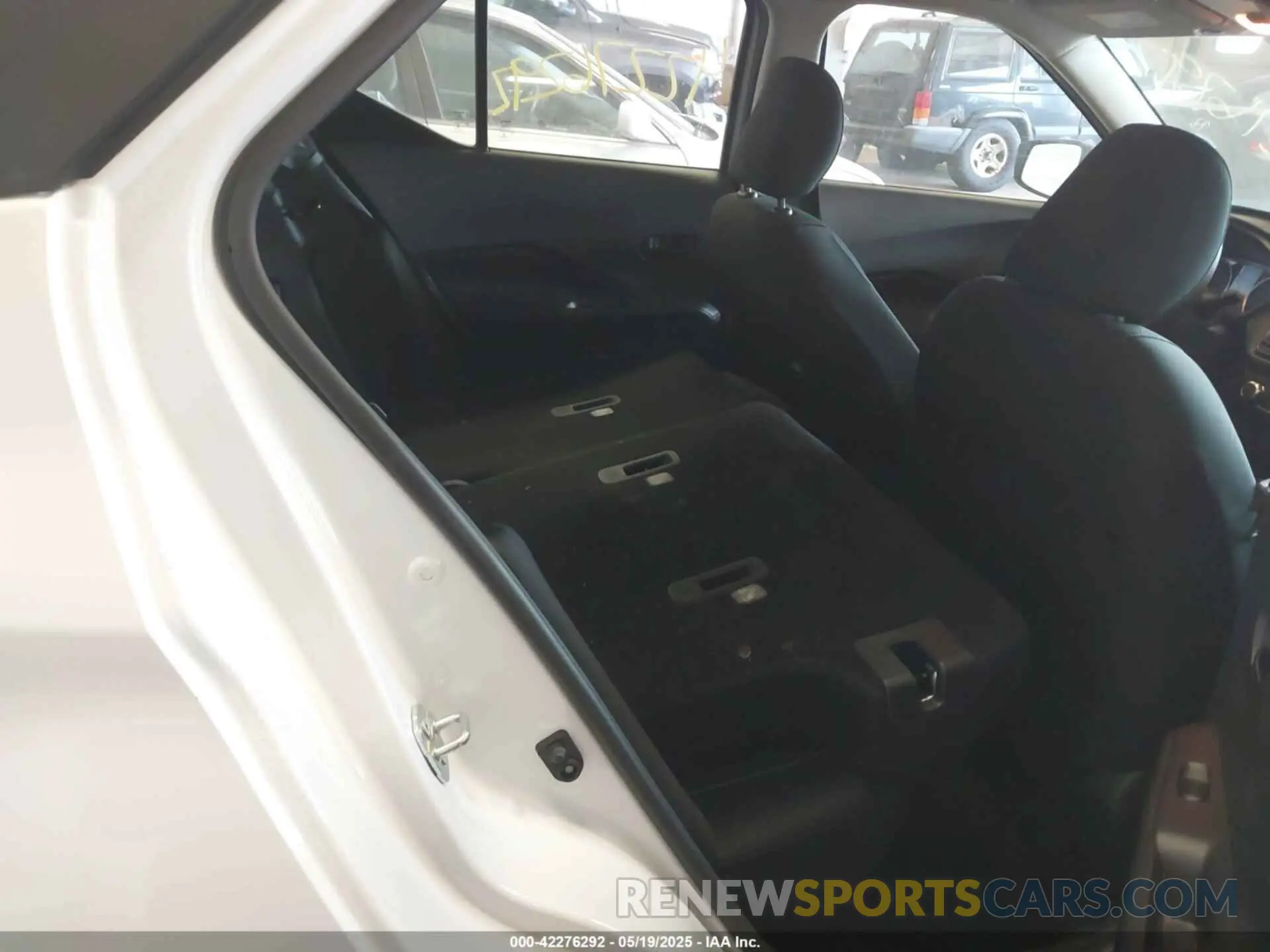 8 Photograph of a damaged car 3N1CP5BV0NL504852 NISSAN KICKS 2022