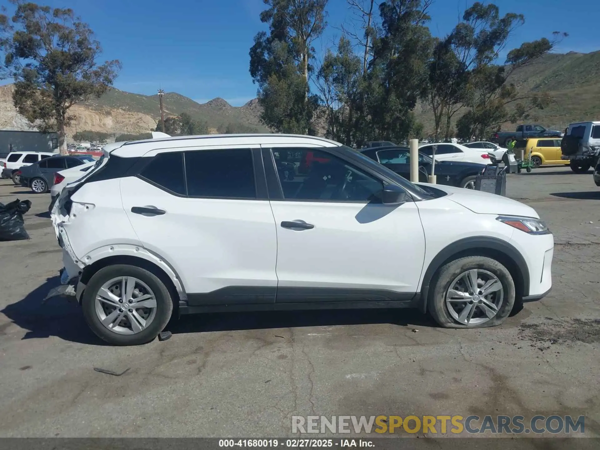 14 Photograph of a damaged car 3N1CP5BV1NL498639 NISSAN KICKS 2022