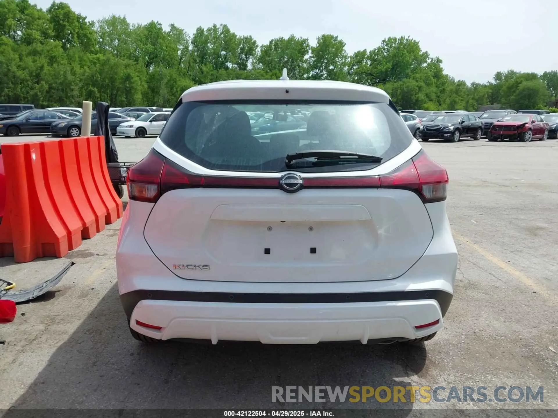 17 Photograph of a damaged car 3N1CP5BV3NL523119 NISSAN KICKS 2022