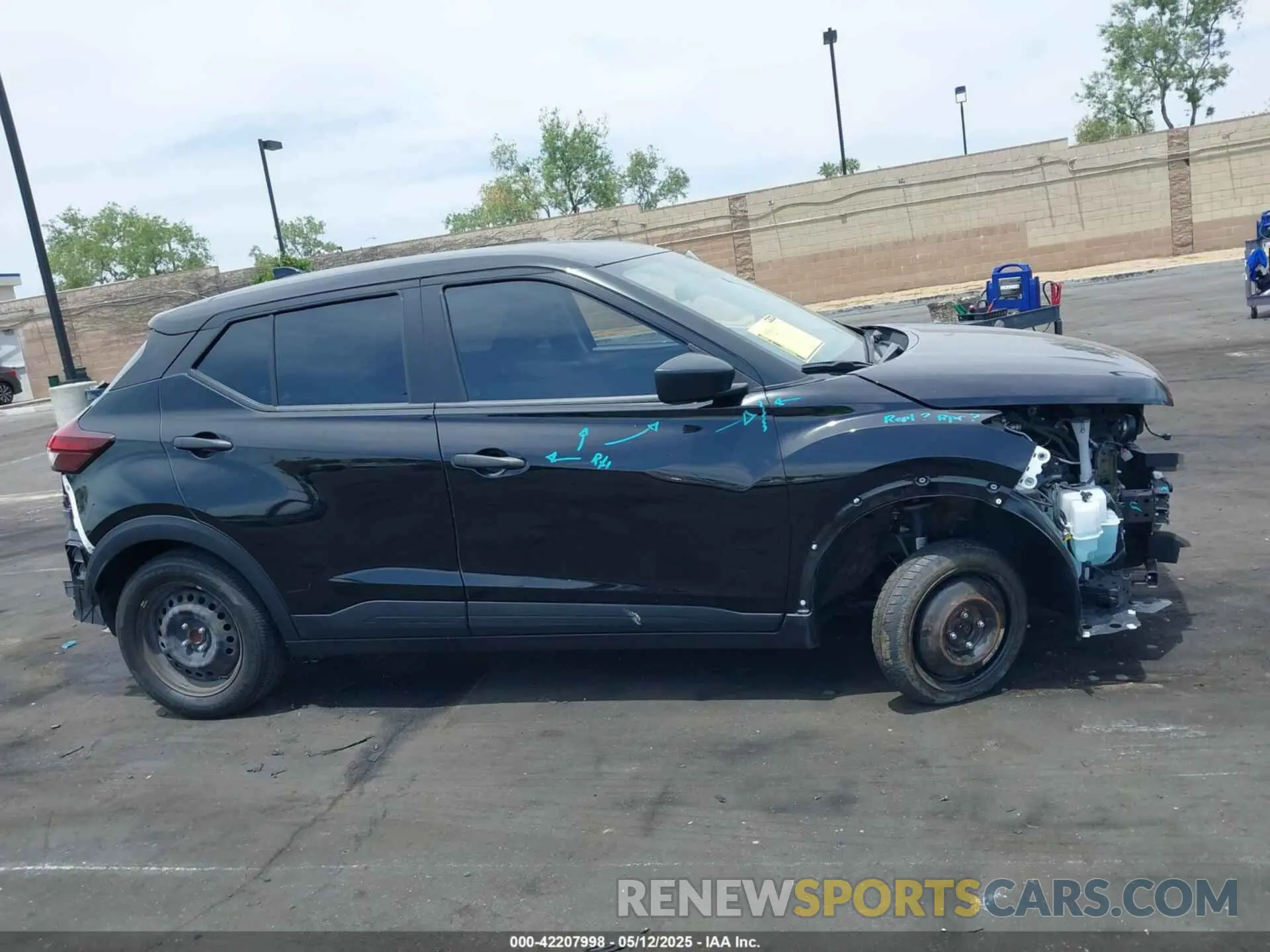14 Photograph of a damaged car 3N1CP5BV7NL495583 NISSAN KICKS 2022