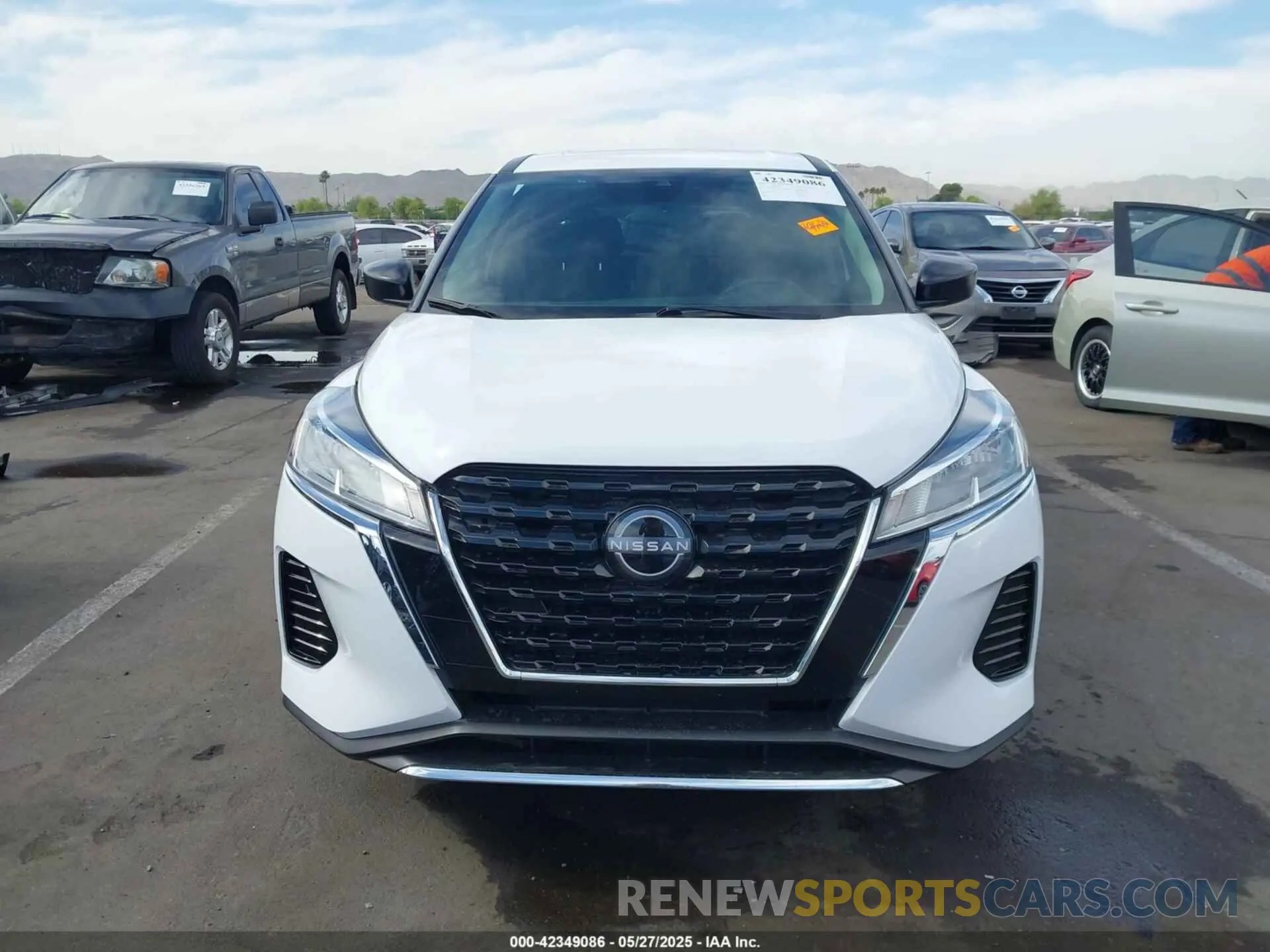 13 Photograph of a damaged car 3N1CP5BV8NL513993 NISSAN KICKS 2022