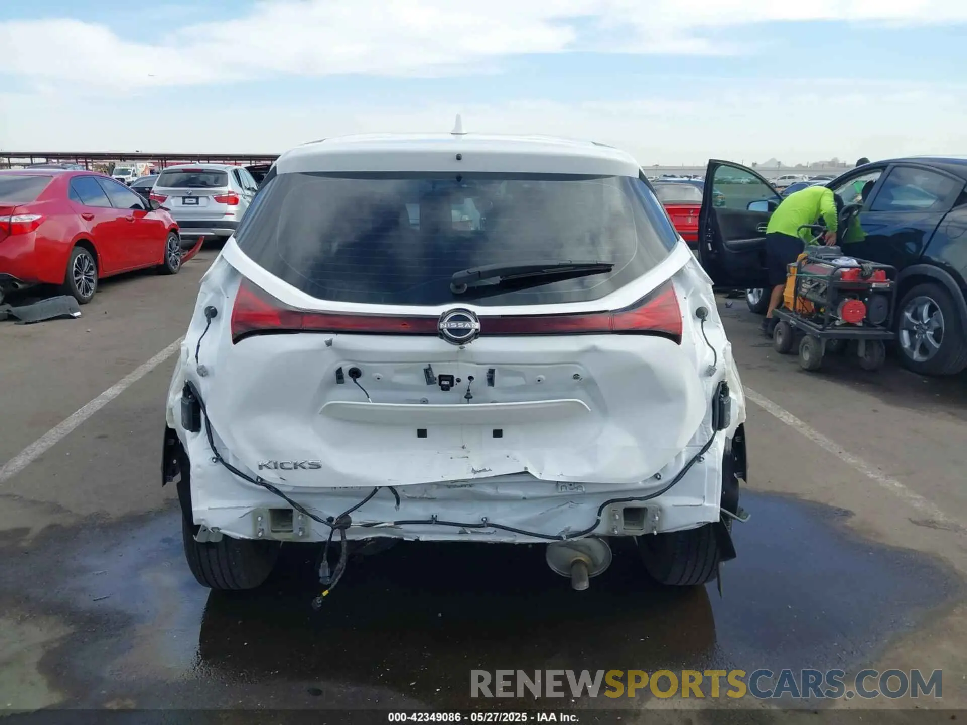 17 Photograph of a damaged car 3N1CP5BV8NL513993 NISSAN KICKS 2022