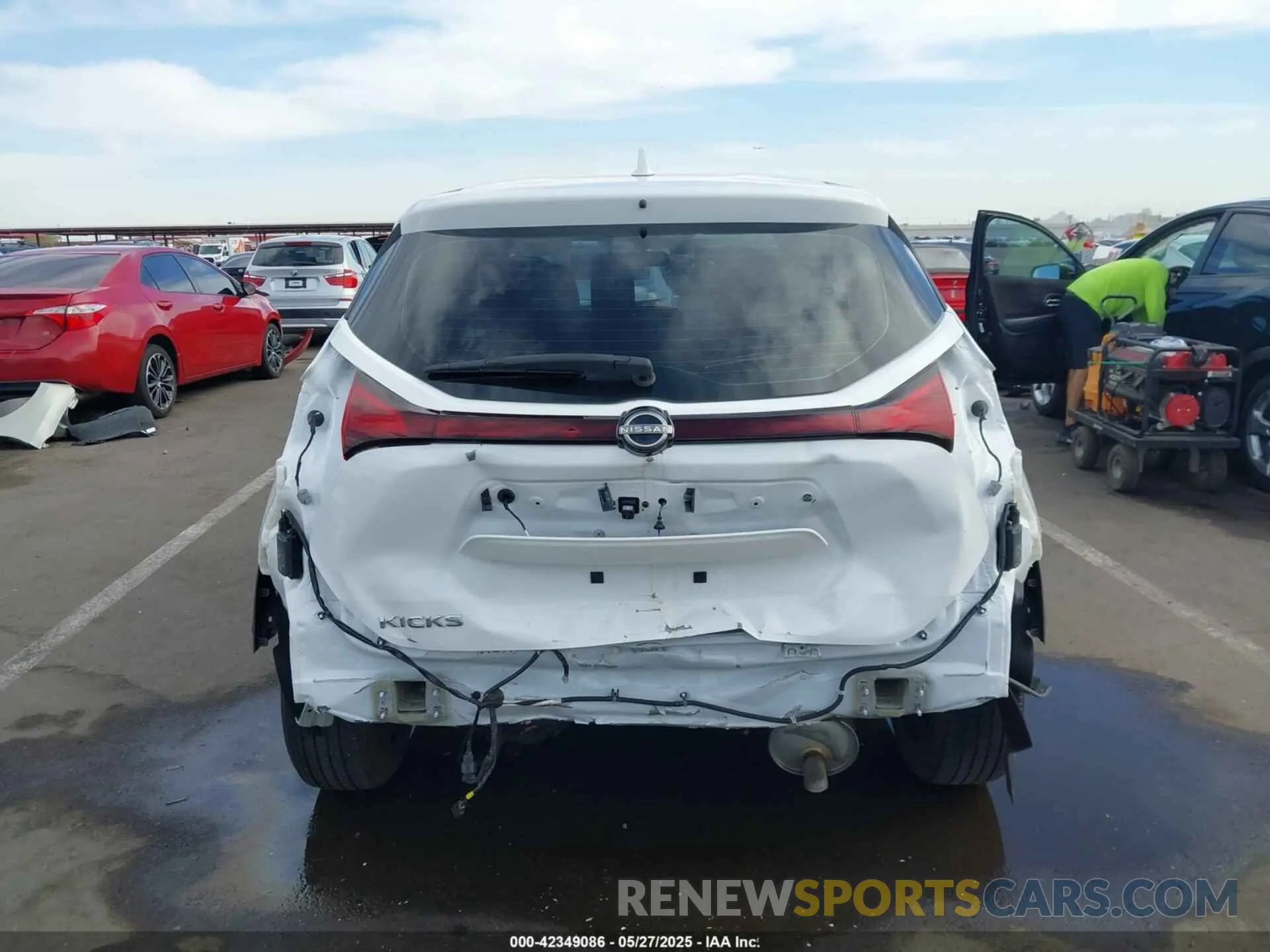 6 Photograph of a damaged car 3N1CP5BV8NL513993 NISSAN KICKS 2022