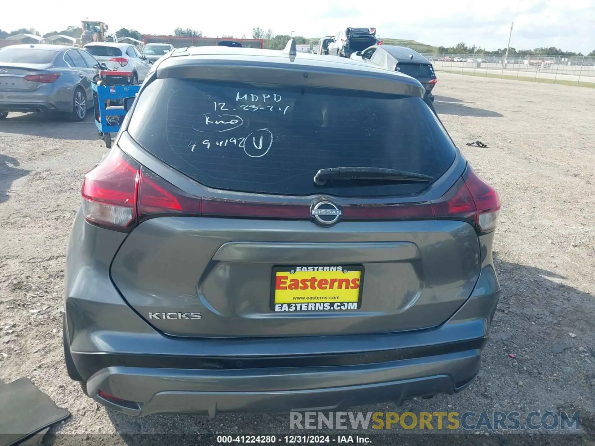 17 Photograph of a damaged car 3N1CP5BV9NL494192 NISSAN KICKS 2022