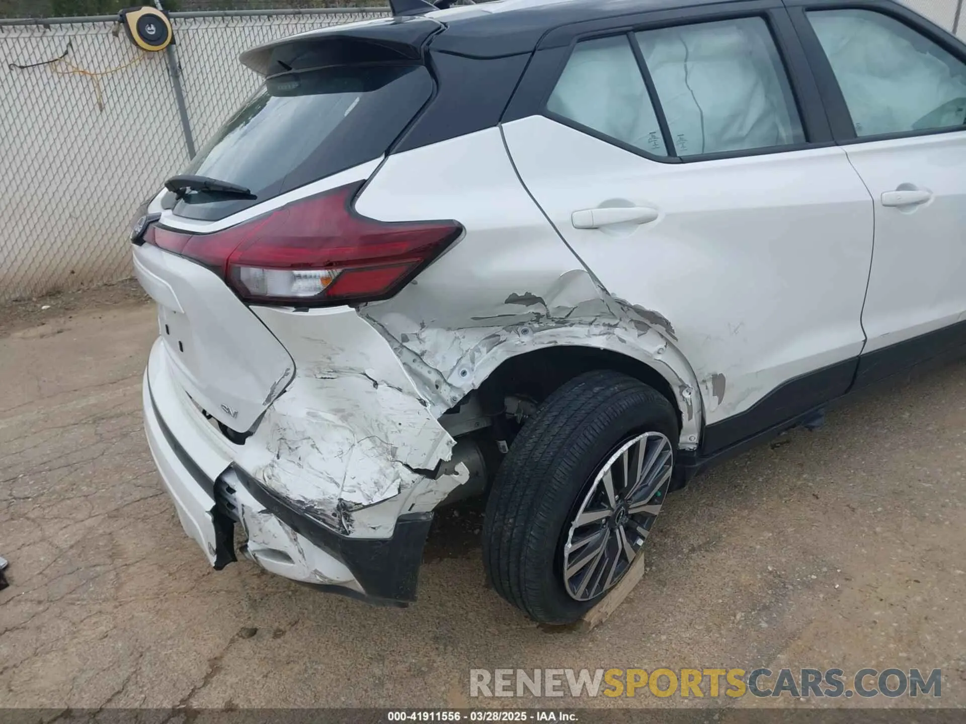 19 Photograph of a damaged car 3N1CP5CVXNL528610 NISSAN KICKS 2022