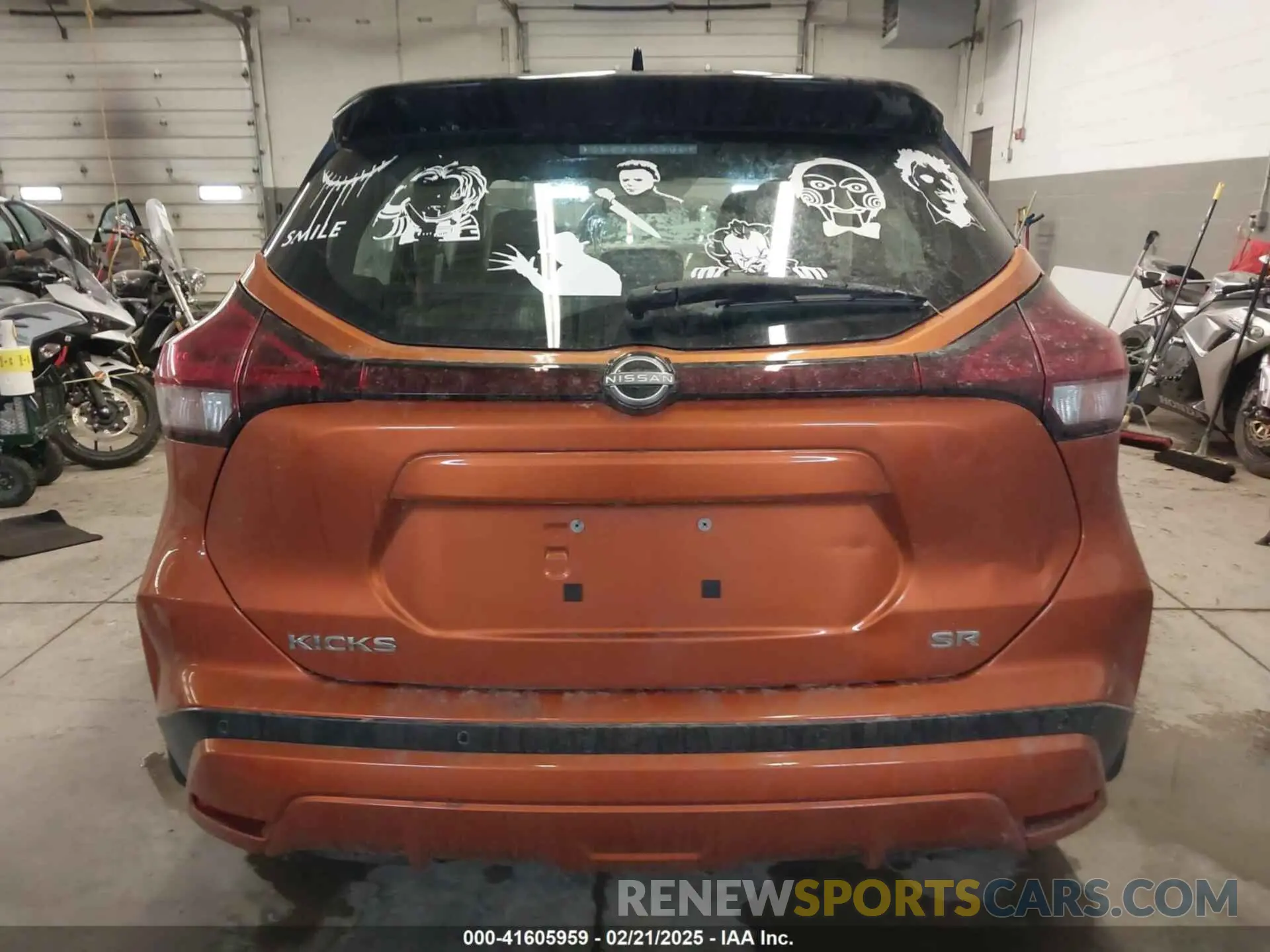 17 Photograph of a damaged car 3N1CP5DV4NL528018 NISSAN KICKS 2022
