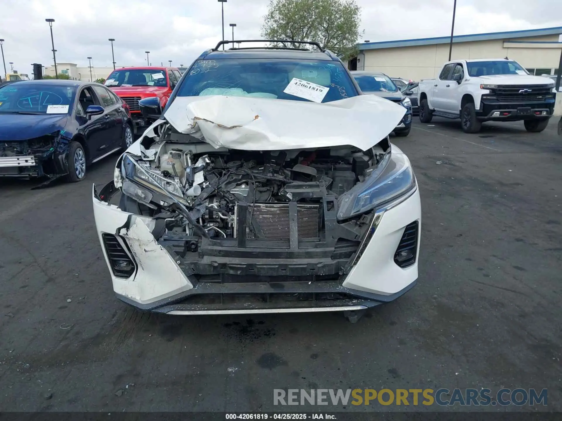 12 Photograph of a damaged car 3N1CP5DV6NL519806 NISSAN KICKS 2022
