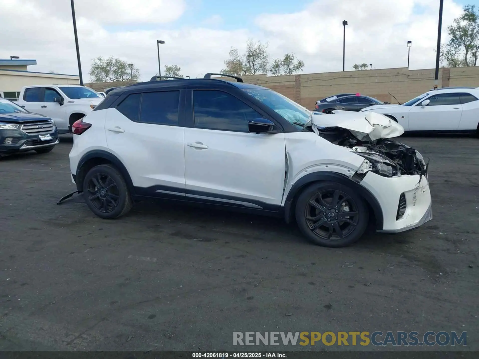 13 Photograph of a damaged car 3N1CP5DV6NL519806 NISSAN KICKS 2022