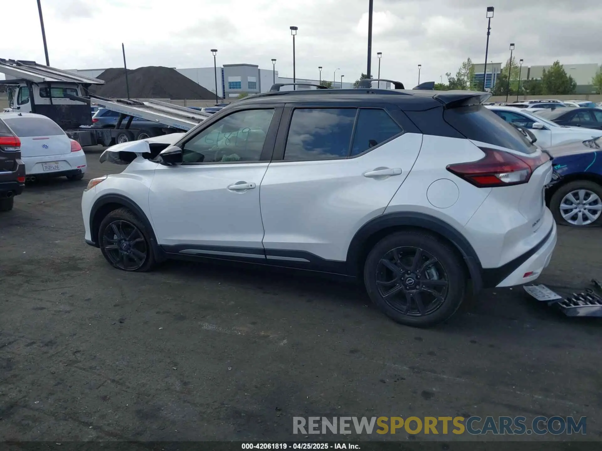 14 Photograph of a damaged car 3N1CP5DV6NL519806 NISSAN KICKS 2022
