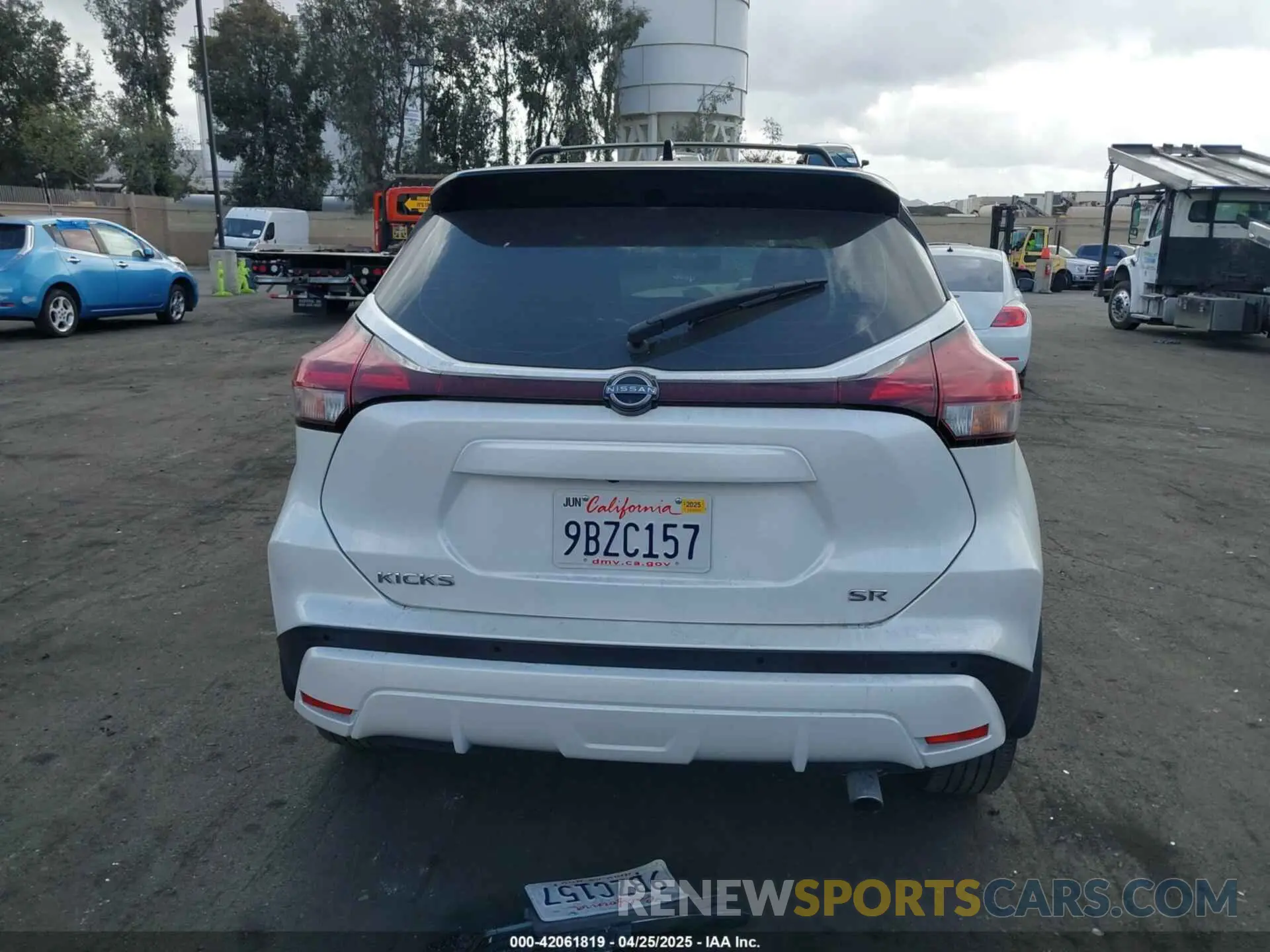 16 Photograph of a damaged car 3N1CP5DV6NL519806 NISSAN KICKS 2022