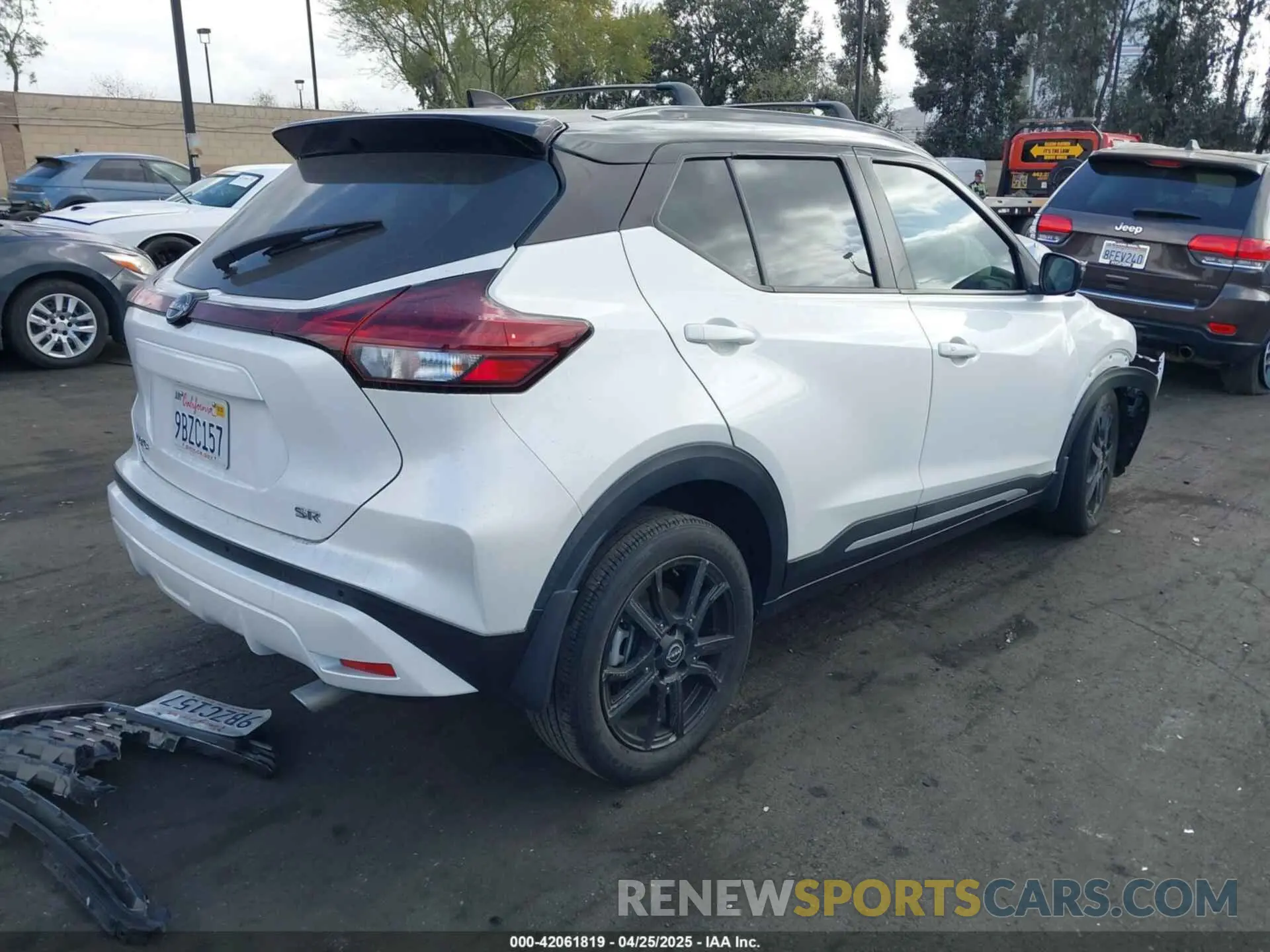 4 Photograph of a damaged car 3N1CP5DV6NL519806 NISSAN KICKS 2022
