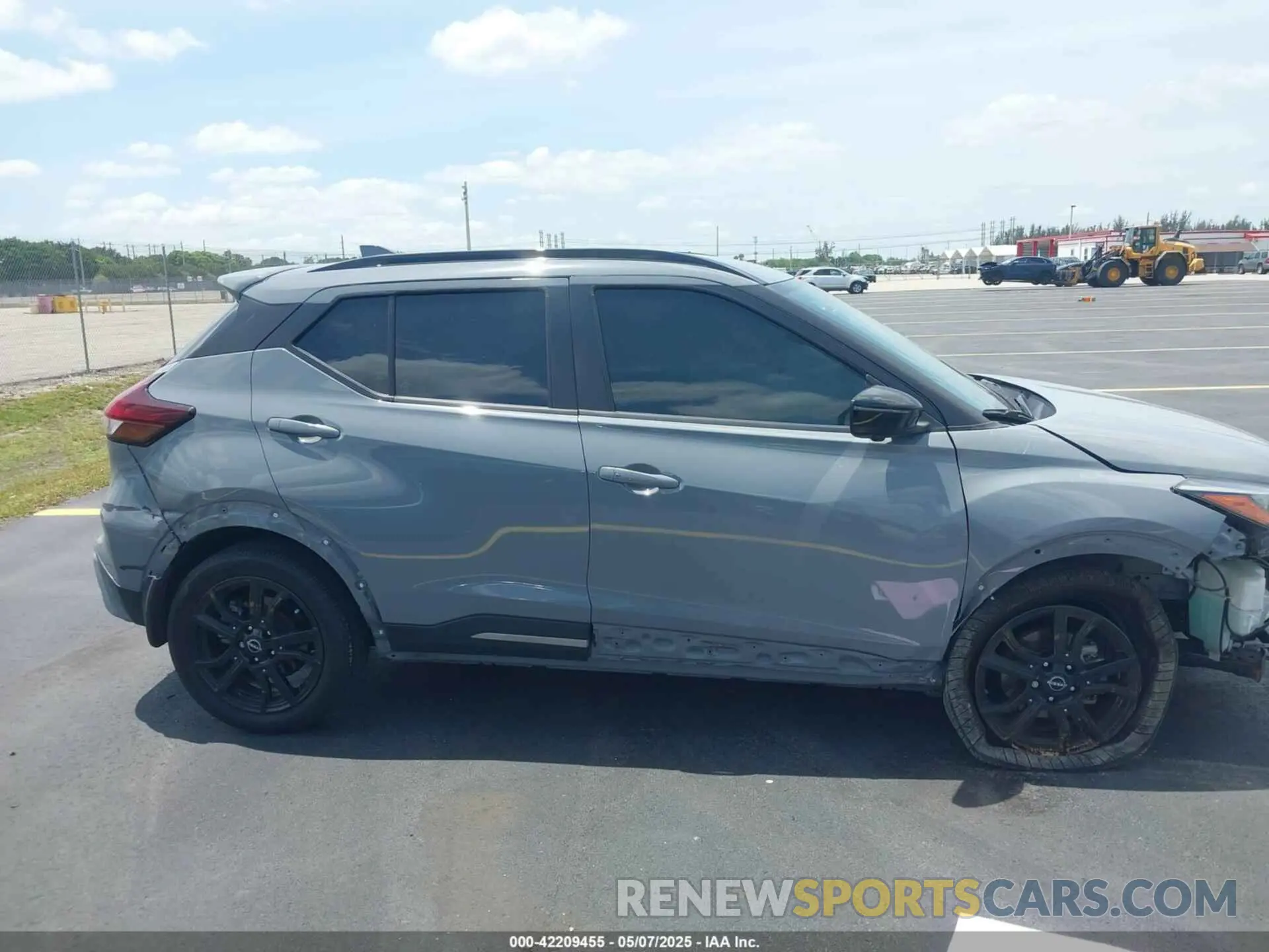 14 Photograph of a damaged car 3N1CP5DV8NL491054 NISSAN KICKS 2022