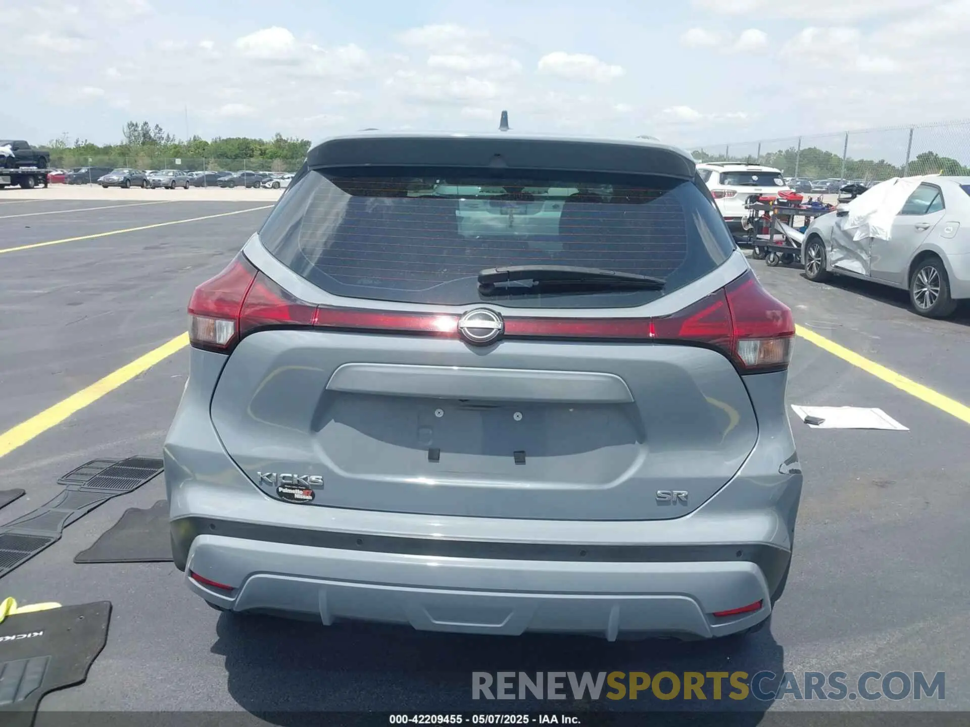 17 Photograph of a damaged car 3N1CP5DV8NL491054 NISSAN KICKS 2022